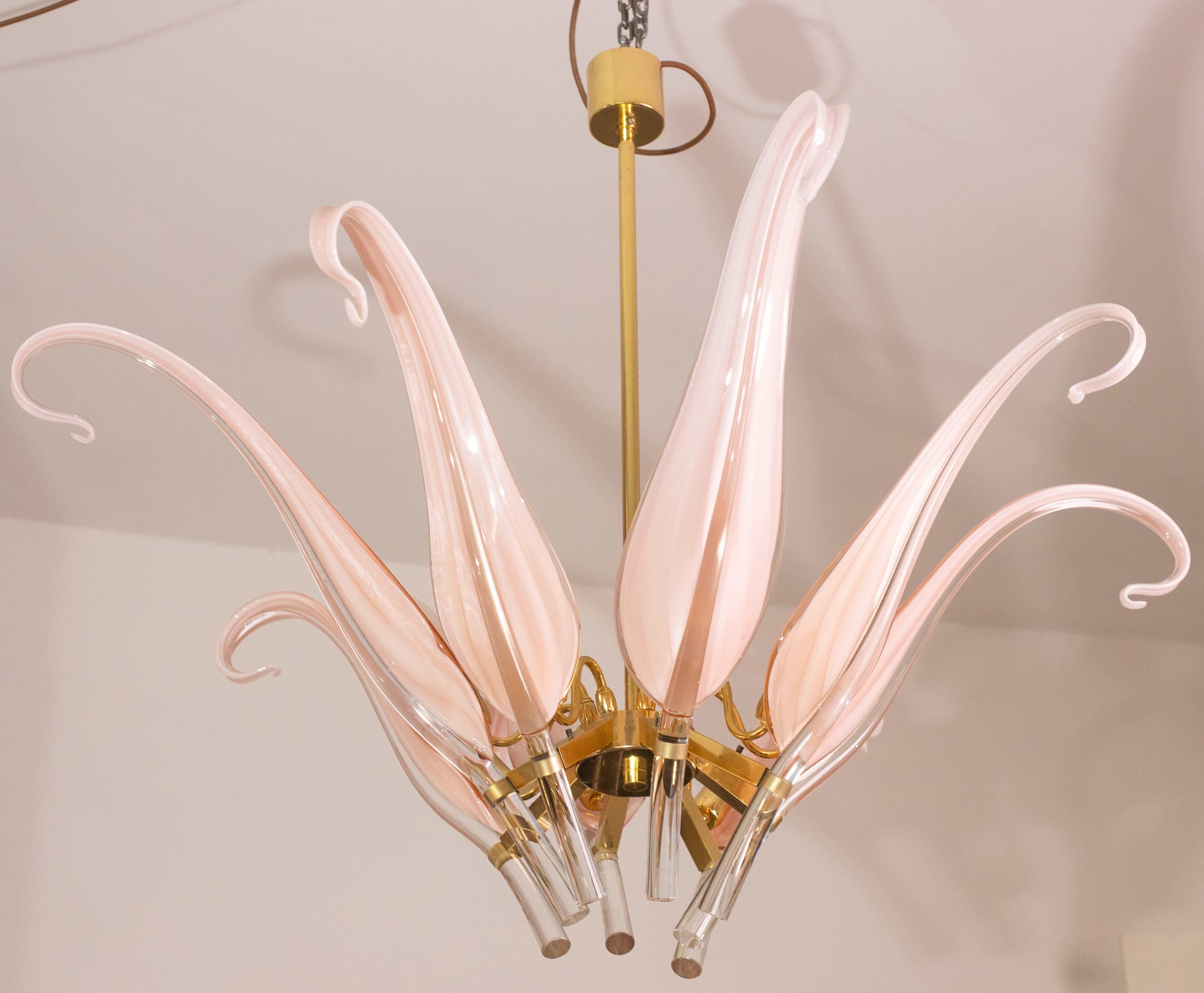 Straordinario lampadario in vetro di Murano di colore rosa Franco Luce.

Progettazione e produzione di dek d'epoca 1970-1980.

Monta 8 bellissime foglie di diverse lunghezze e fatte a mano di circa 65 centimetri.

8 luci e14, possibilità di