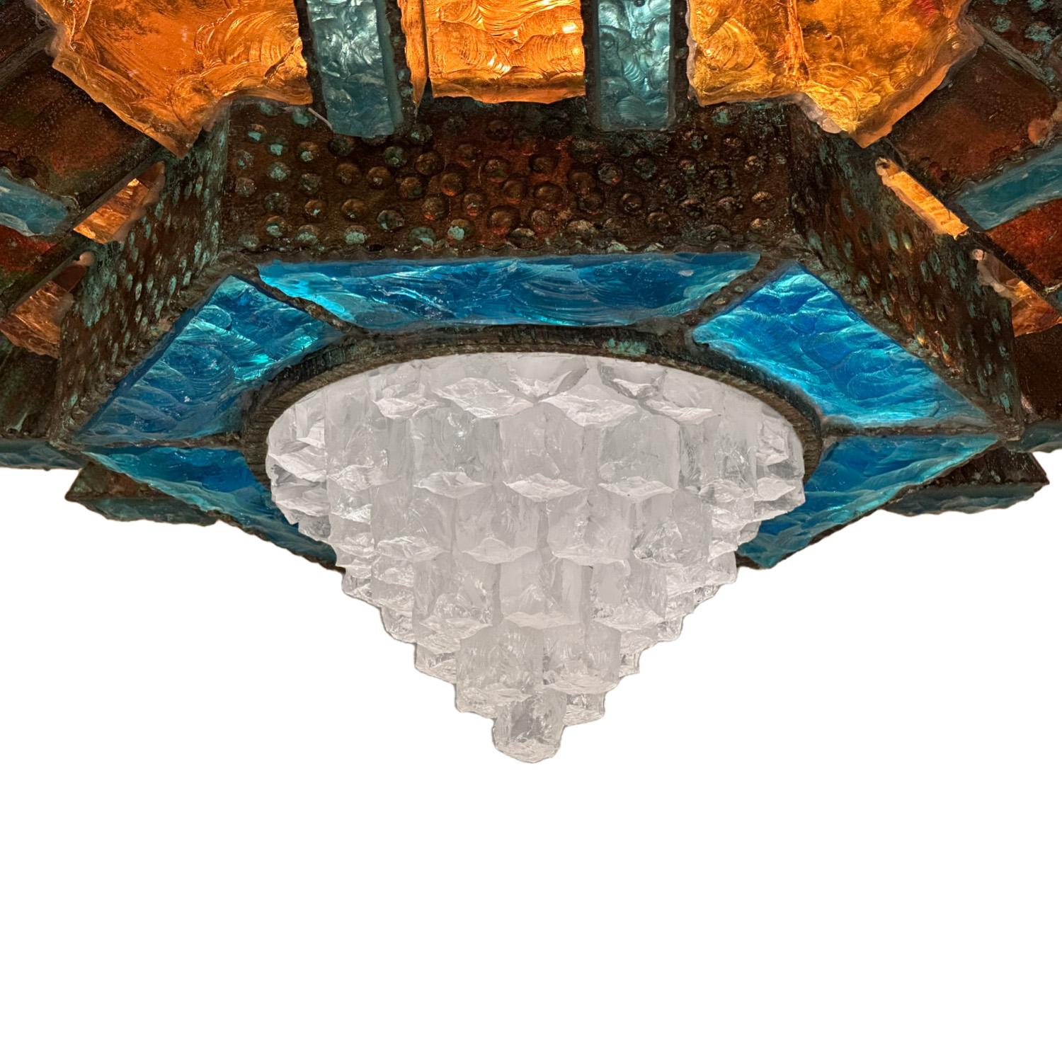 Extraordinaria lámpara de techo Poliarte de hierro y cristal martillado Años 70 Italiano en venta