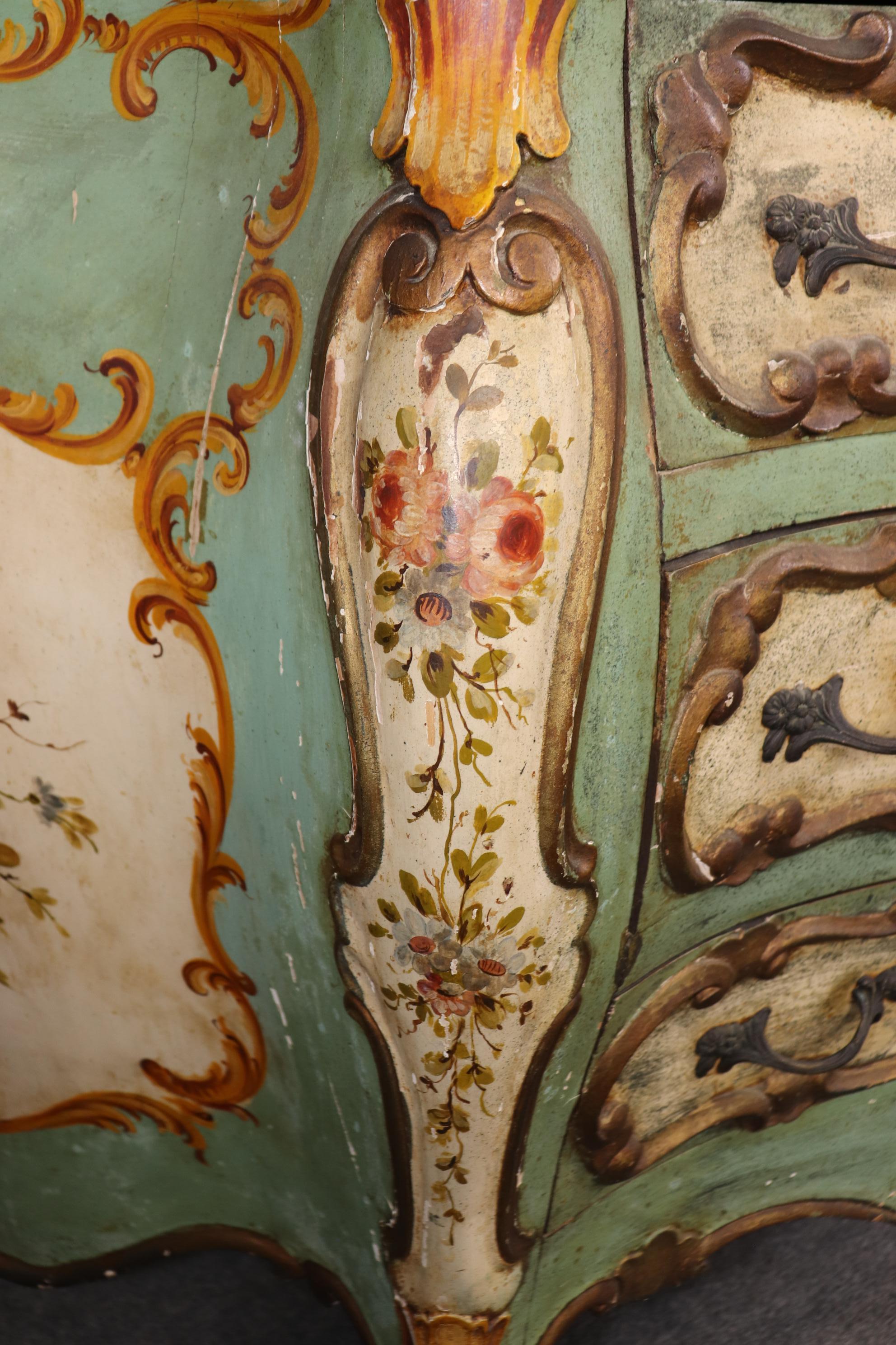 Extraordinaire commode bombée rococo vénitienne décorée de peinture polychrome C1870 en vente 4
