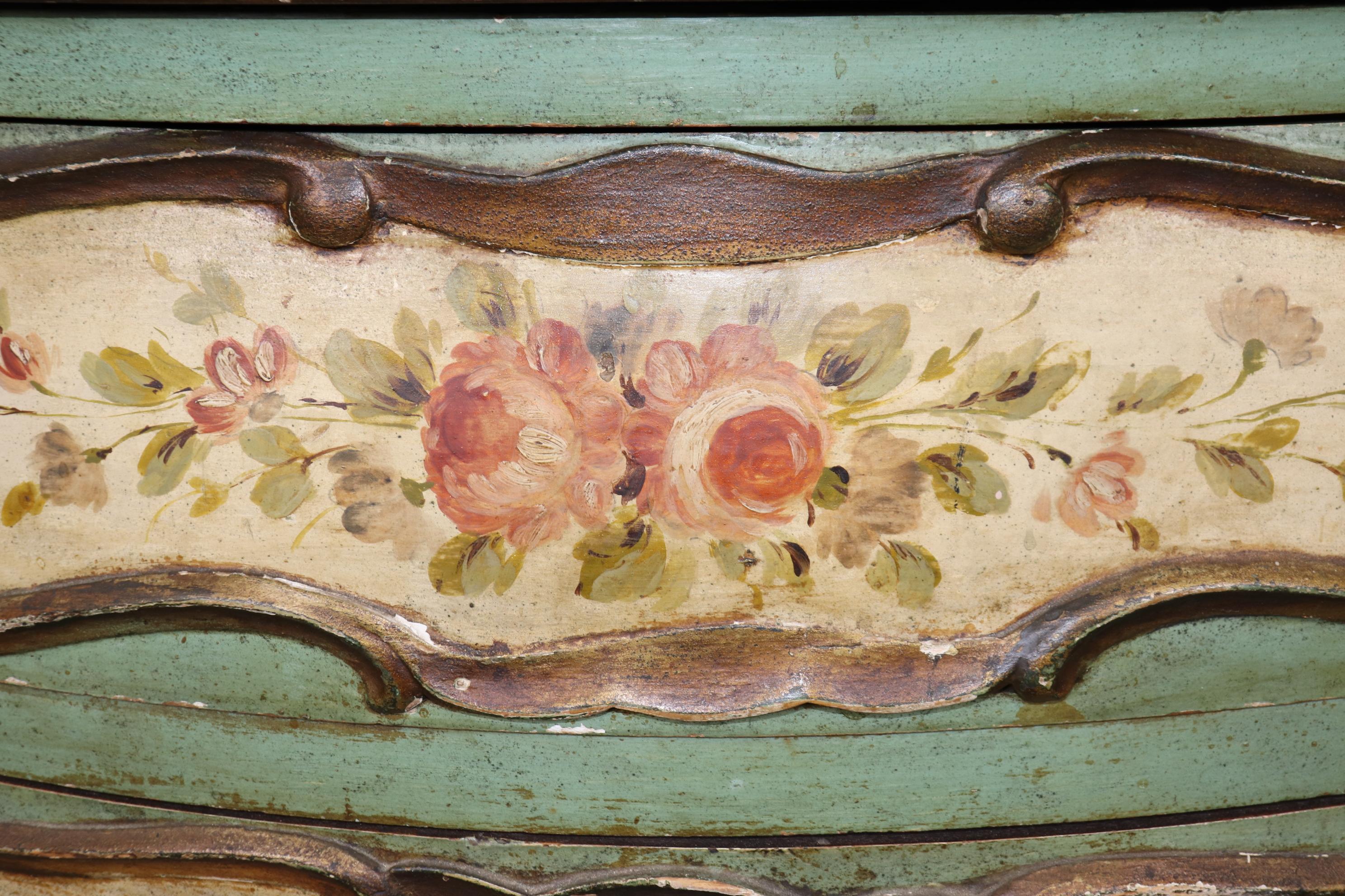 Extraordinaire commode bombée rococo vénitienne décorée de peinture polychrome C1870 en vente 5