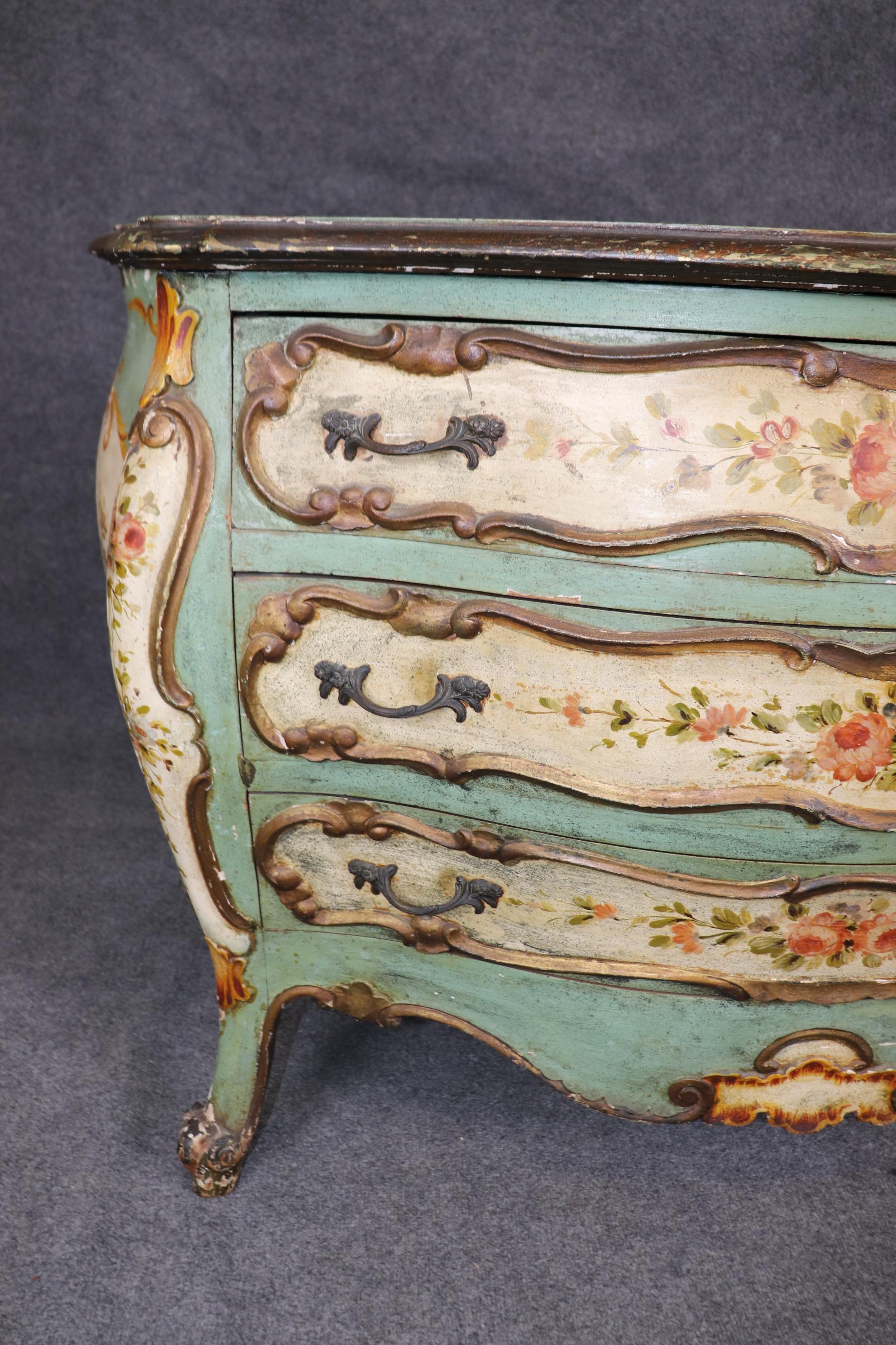 Extraordinaire commode bombée rococo vénitienne décorée de peinture polychrome C1870 en vente 7