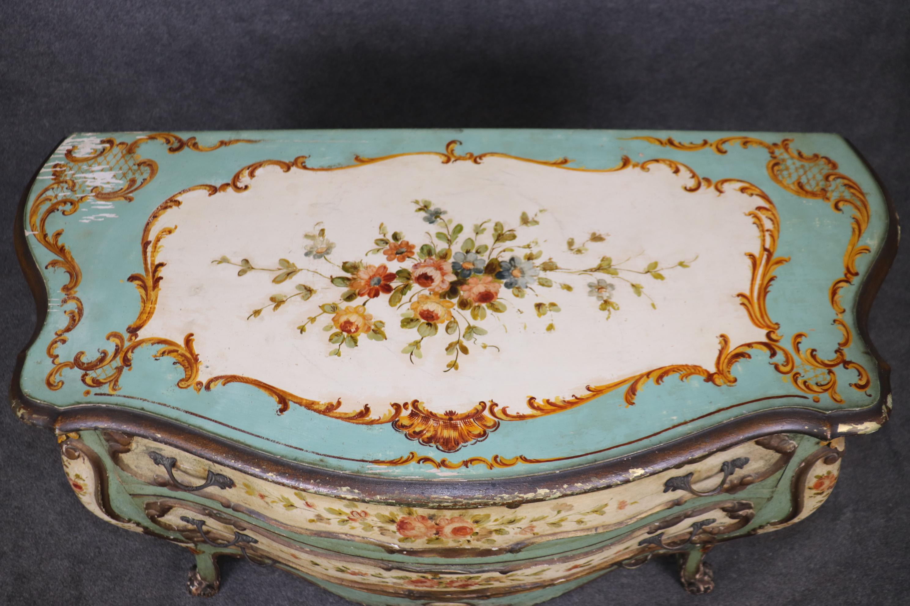 Il s'agit de l'une des plus belles commodes à bombe décorées de peinture multicolore que nous ayons eue depuis des années. Les couleurs sont éclatantes et présentent juste ce qu'il faut d'usure et de signes d'âge et d'utilisation pour créer cet
