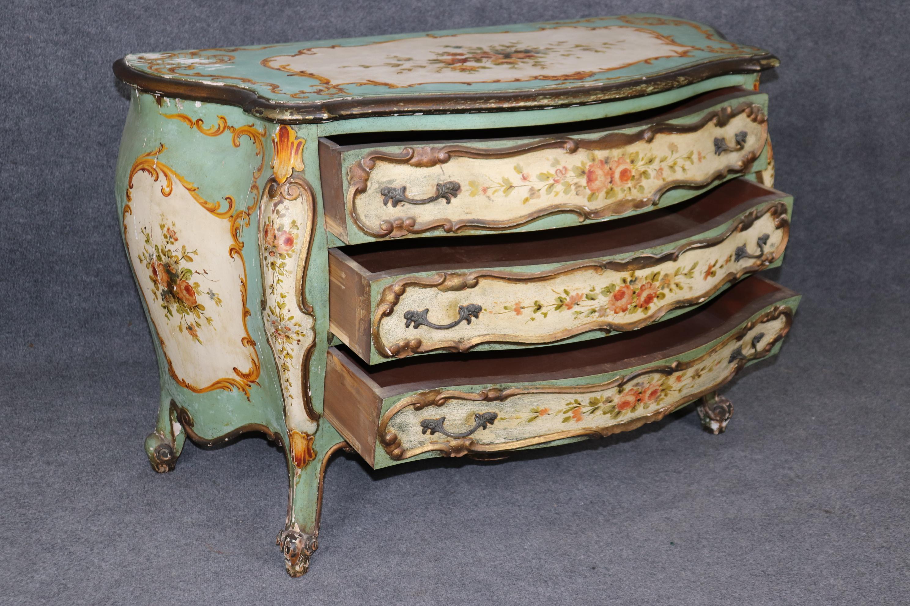 italien Extraordinaire commode bombée rococo vénitienne décorée de peinture polychrome C1870 en vente