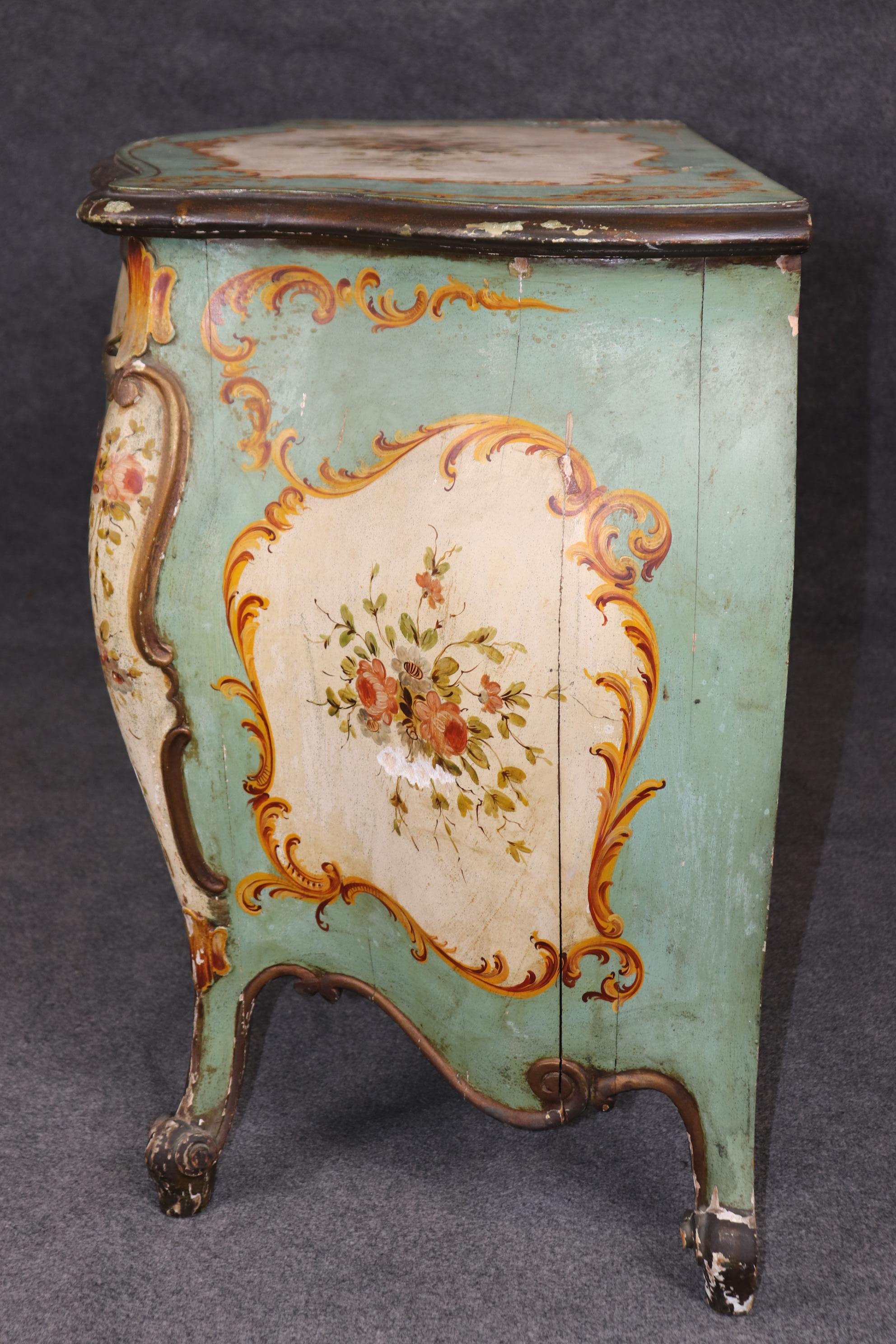Noyer Extraordinaire commode bombée rococo vénitienne décorée de peinture polychrome C1870 en vente