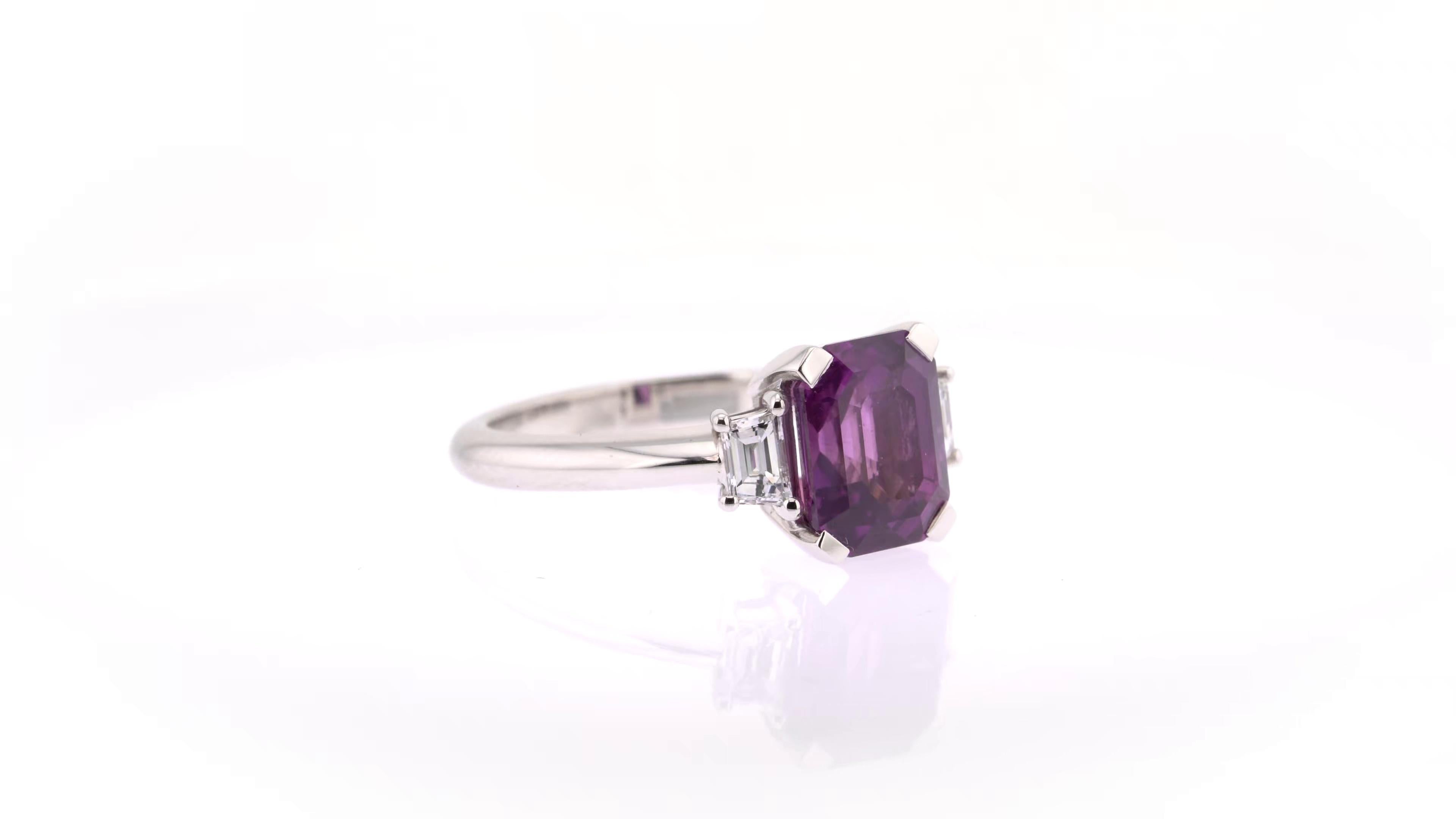 3.74 Carats Purple Sapphire Trilogy Ring with Diamonds in White Gold For Sale 1
