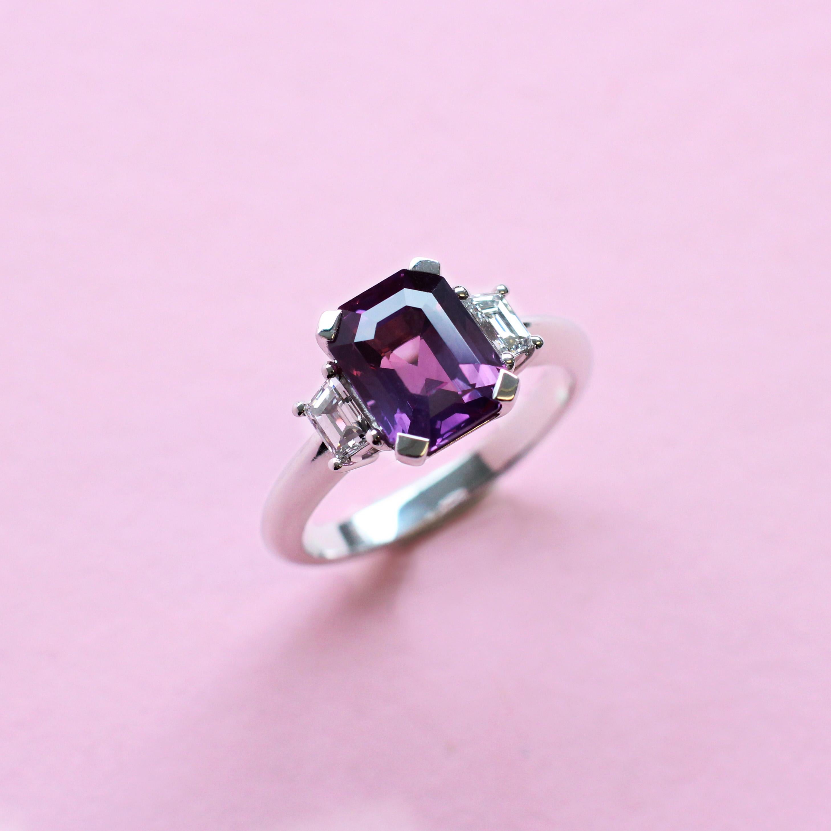 Contemporary 3.74 Carats Purple Sapphire Trilogy Ring with Diamonds in White Gold For Sale