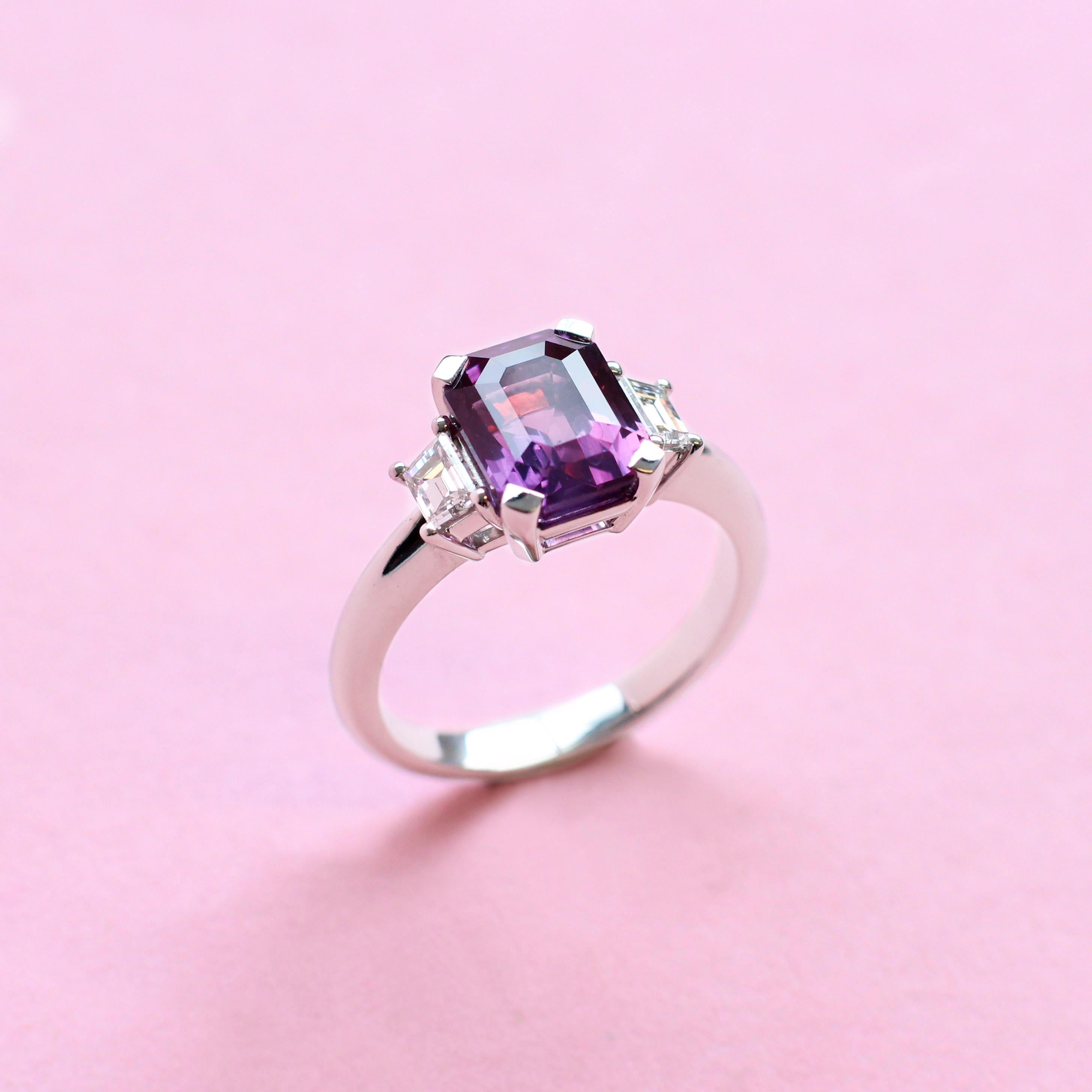 Women's or Men's 3.74 Carats Purple Sapphire Trilogy Ring with Diamonds in White Gold For Sale