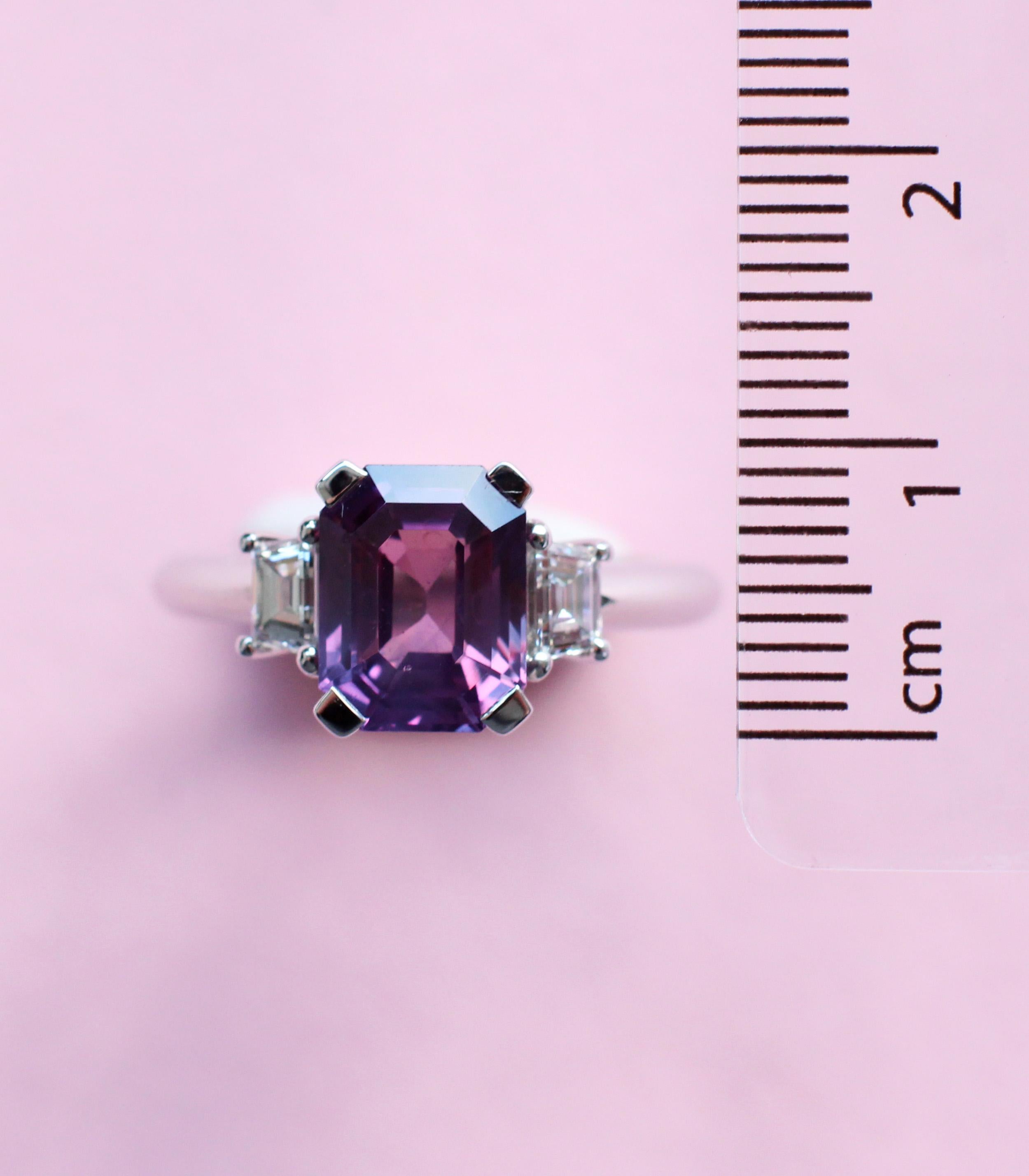 3.74 Carats Purple Sapphire Trilogy Ring with Diamonds in White Gold In Excellent Condition For Sale In London, GB