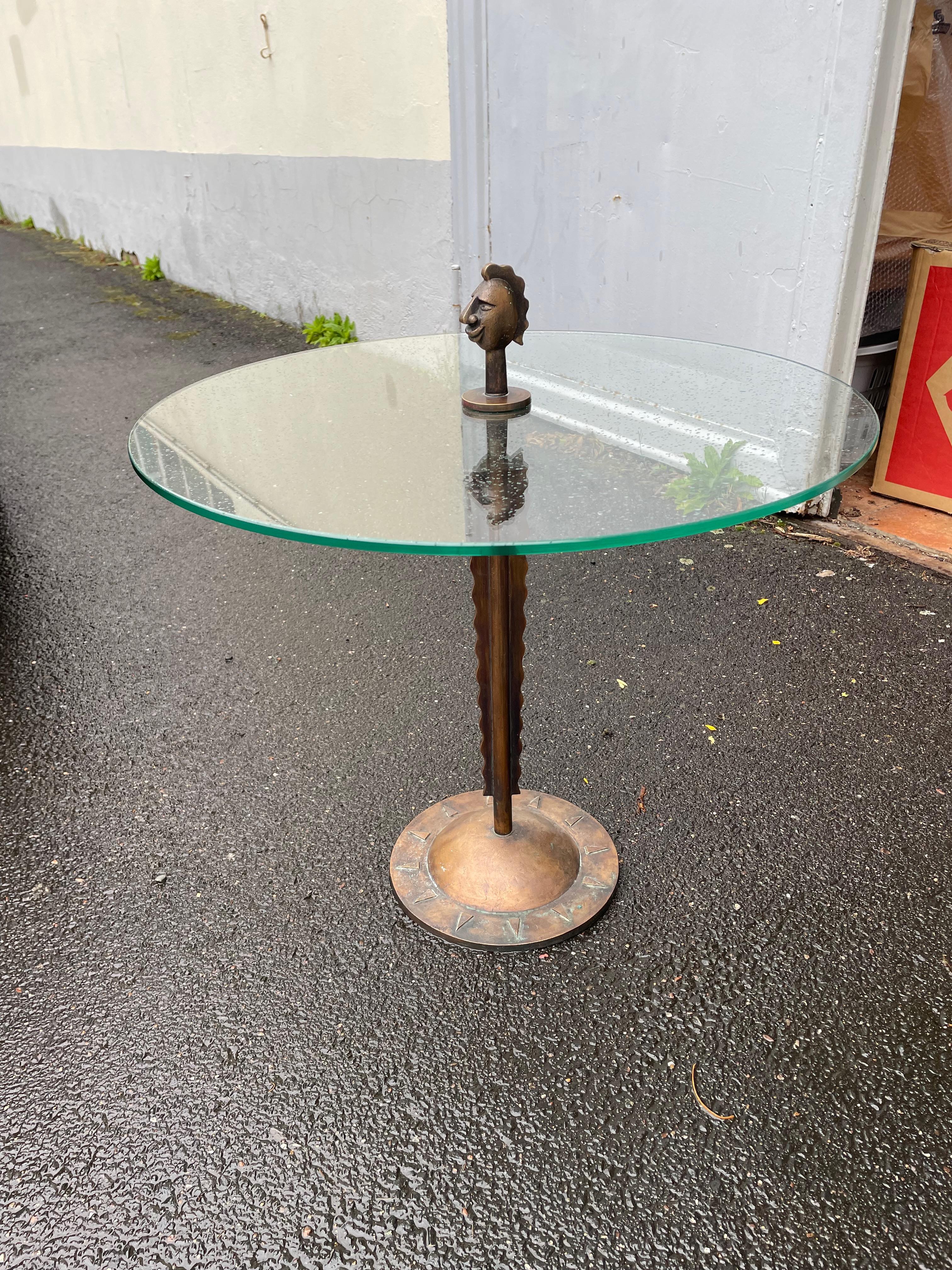 Table d'appoint dans le style de Diego Giacometti. Italie années 1960. Bronze.Verre. en vente 3