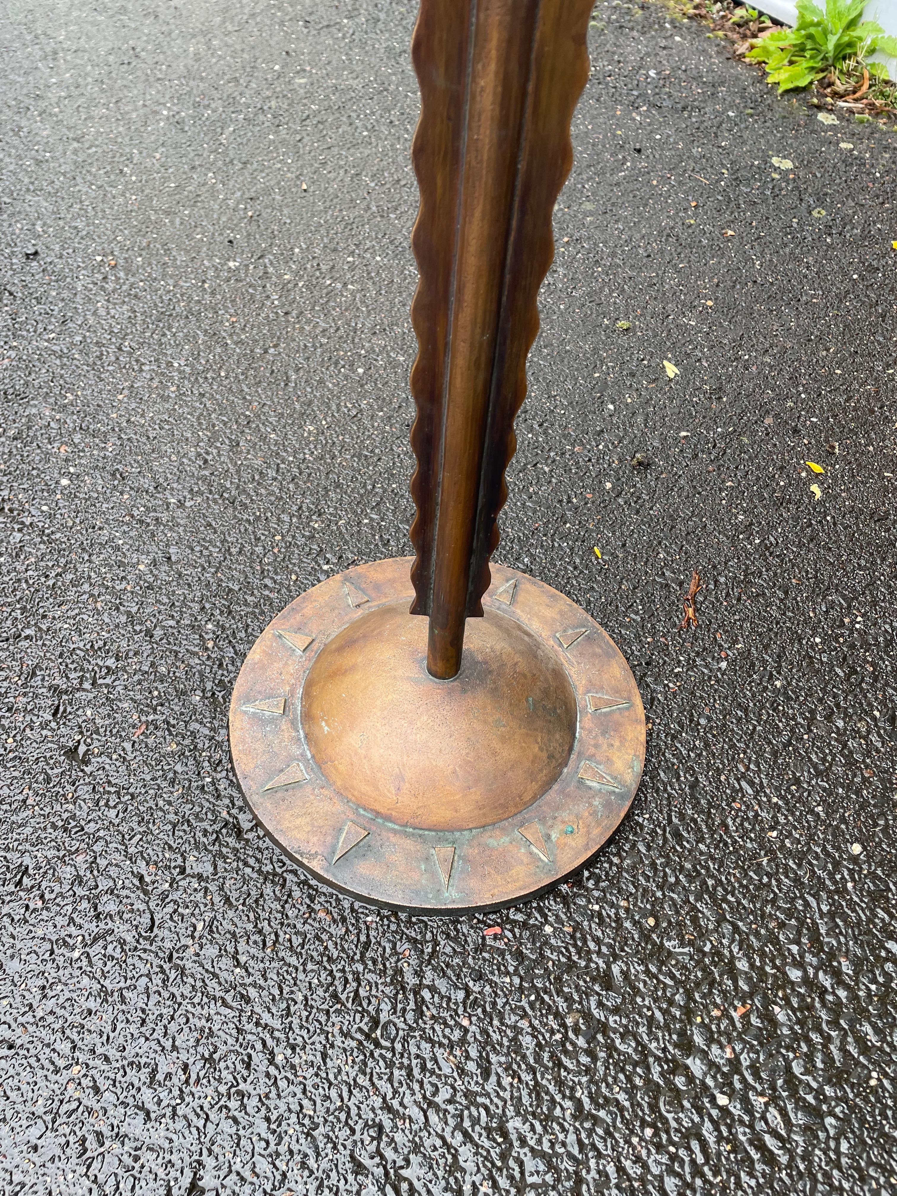 Table d'appoint dans le style de Diego Giacometti. Italie années 1960. Bronze.Verre. en vente 5