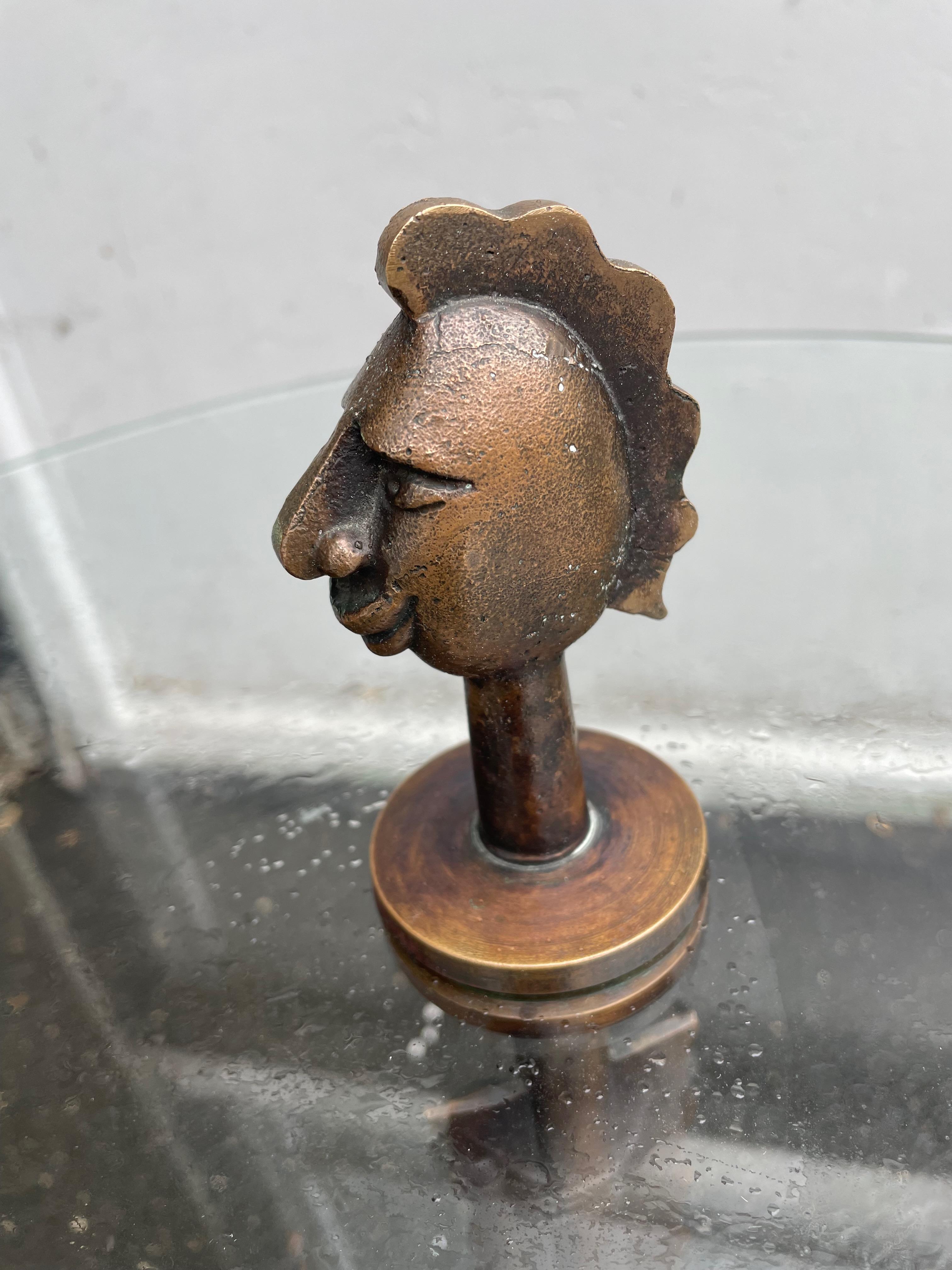 Table d'appoint dans le style de Diego Giacometti. Italie années 1960. Bronze.Verre. en vente 6