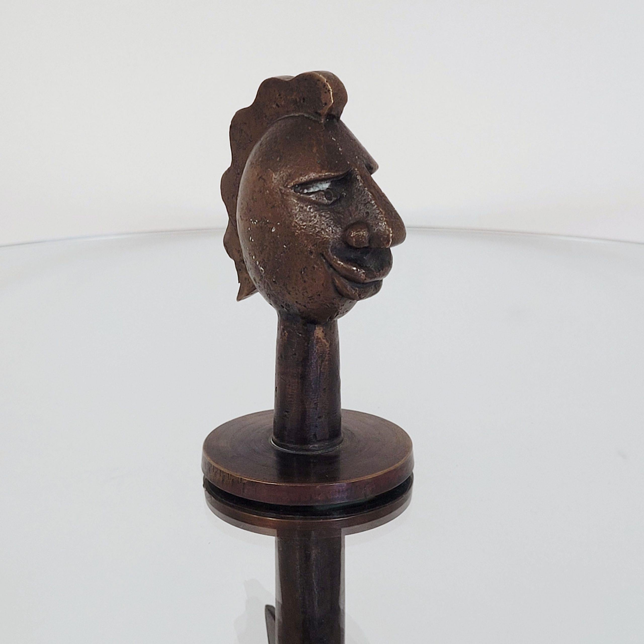 Rare table d'appoint ronde dans le style de Diego Giacometti avec base en bronze et extrémité figurative d'une tête expressive.
La table a été fabriquée en Italie dans les années 60/70.
Il s'agit probablement d'une pièce unique, commandée par le
