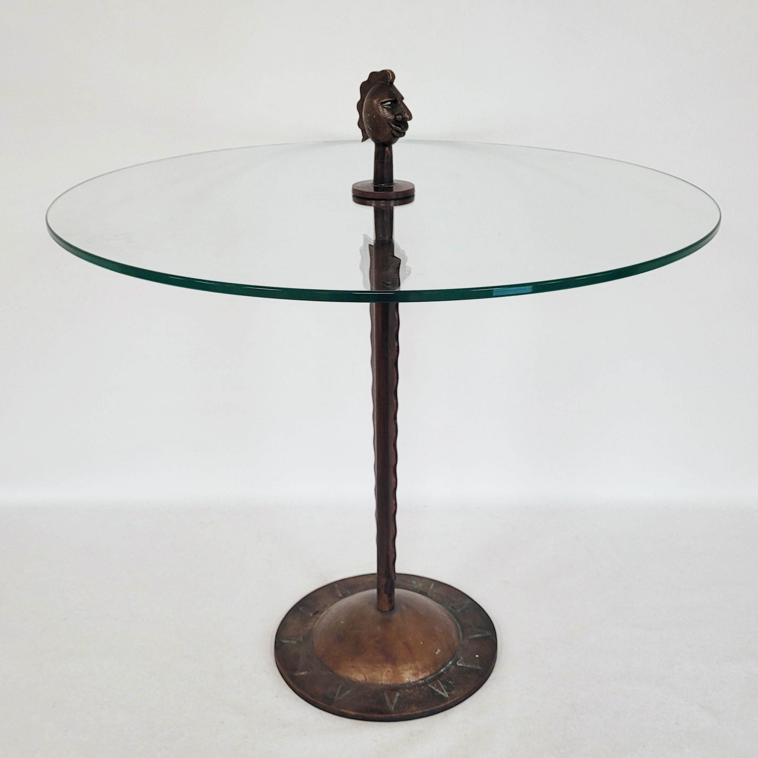 Mid-Century Modern Table d'appoint dans le style de Diego Giacometti. Italie années 1960. Bronze.Verre. en vente