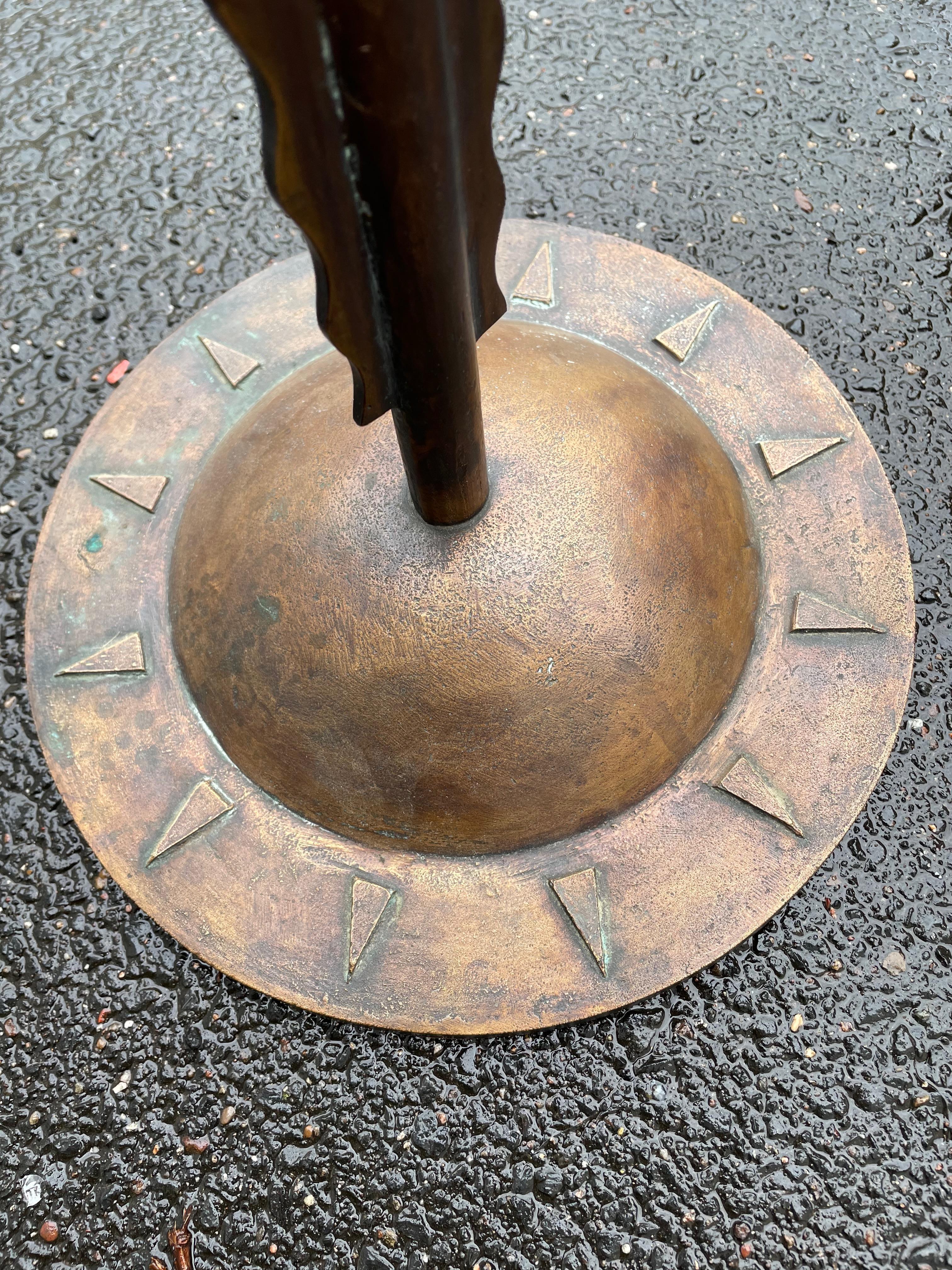 Fait main Table d'appoint dans le style de Diego Giacometti. Italie années 1960. Bronze.Verre. en vente