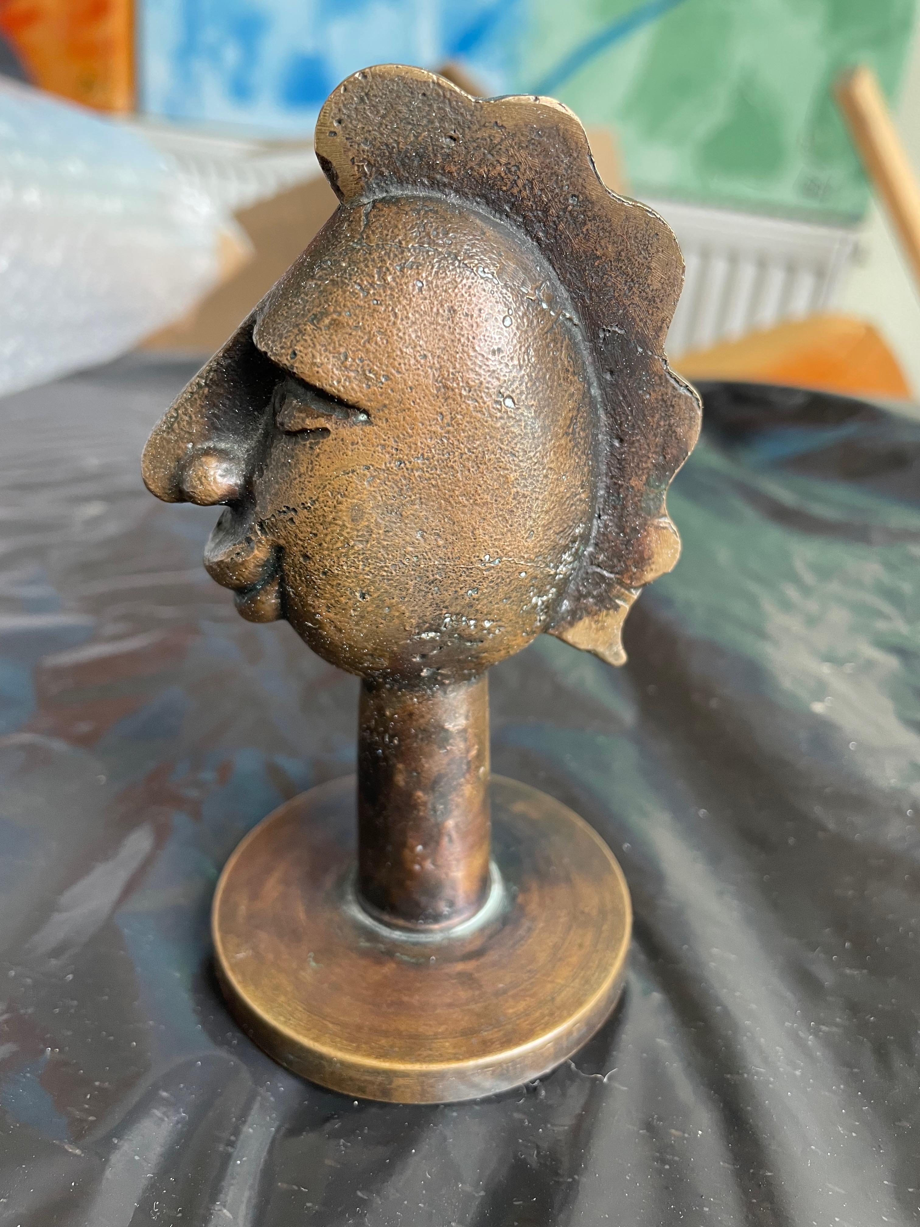 20ième siècle Table d'appoint dans le style de Diego Giacometti. Italie années 1960. Bronze.Verre. en vente