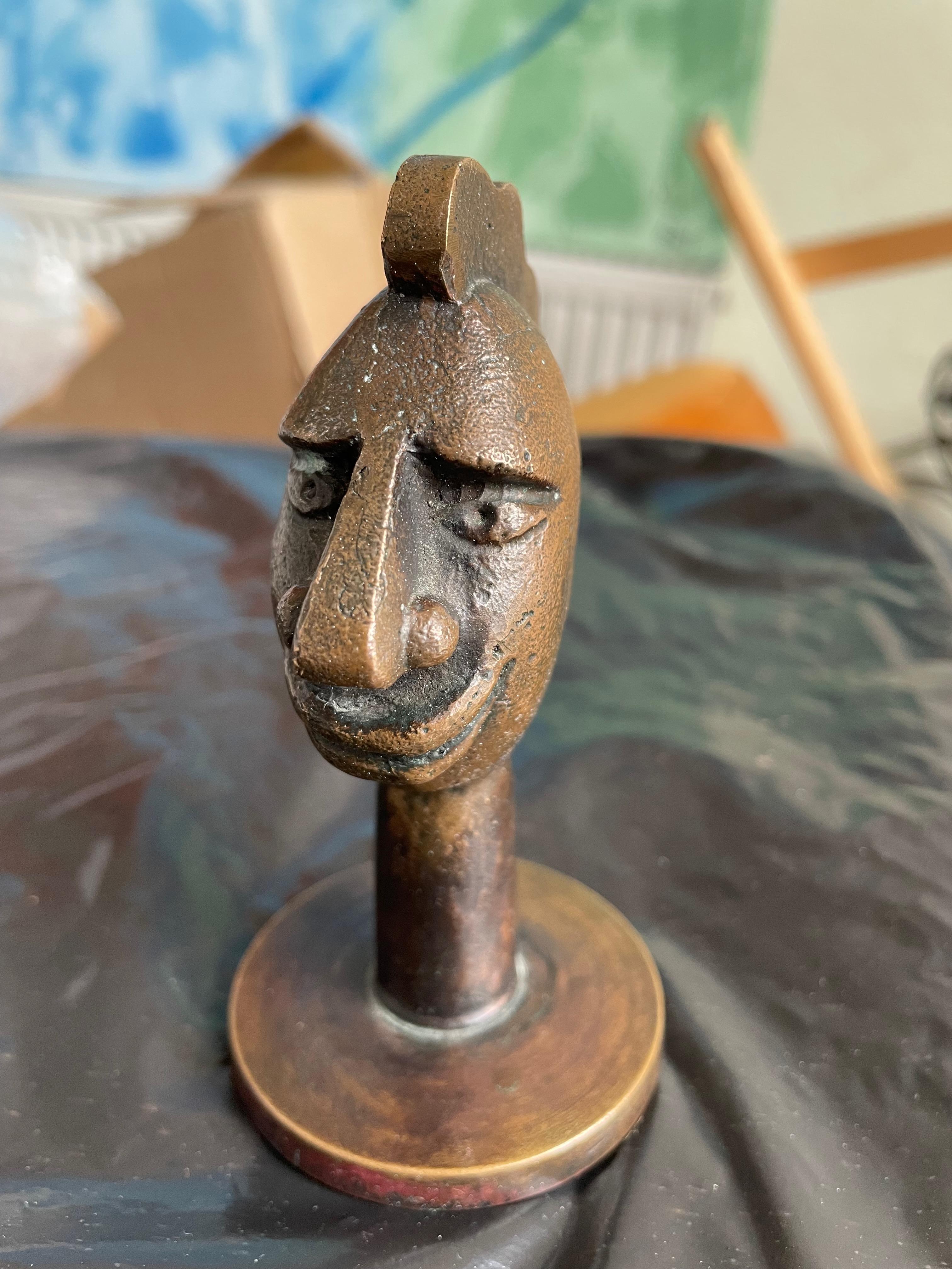 Table d'appoint dans le style de Diego Giacometti. Italie années 1960. Bronze.Verre. en vente 1