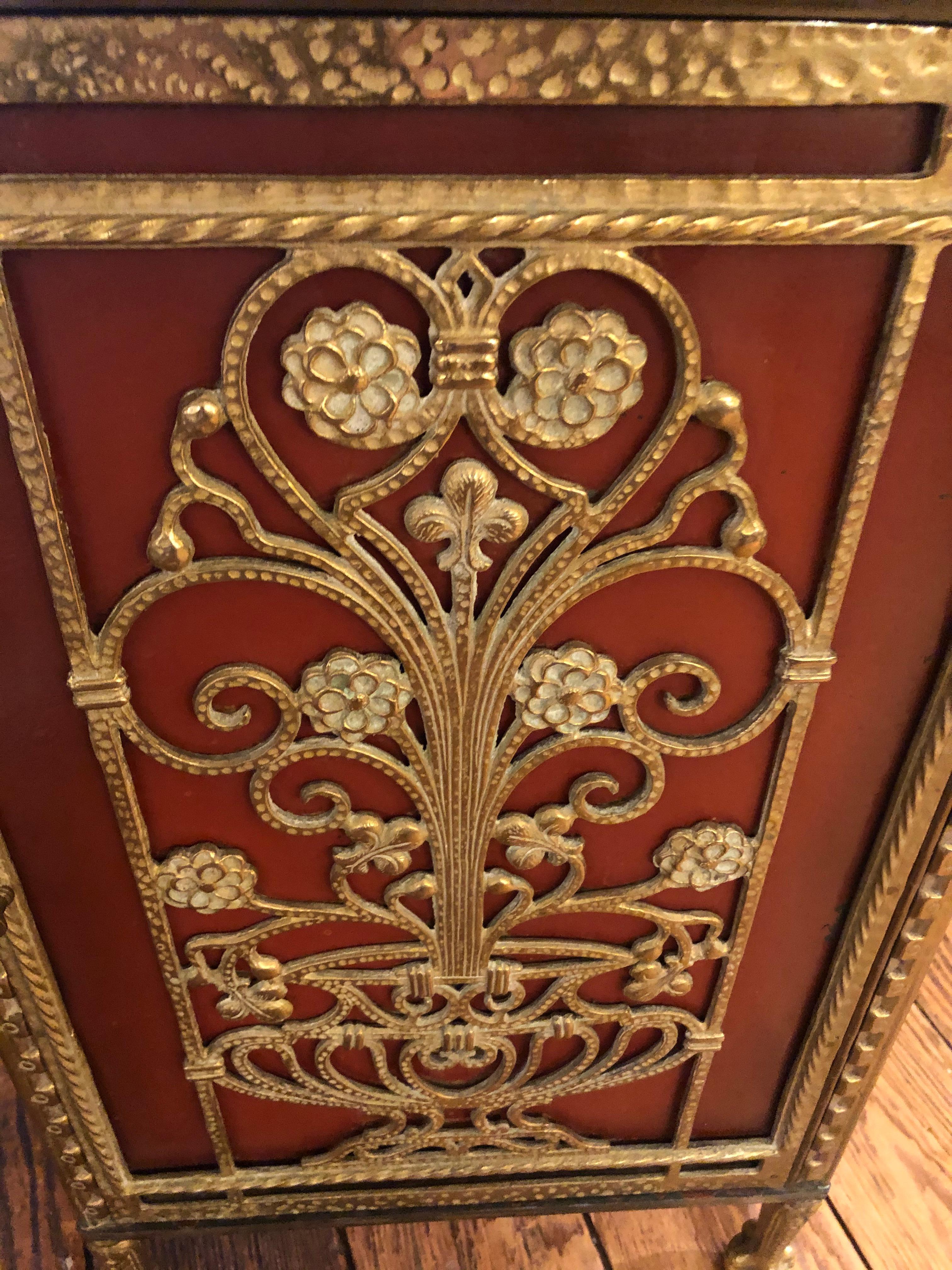 Extraordinaire meuble de rangement d'entrée de style Renaissance en fer et onyx en vente 1