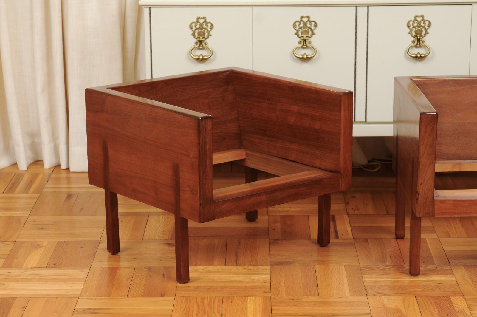 Außergewöhnliches Paar Loungesessel aus Nussbaumholz mit Würfel im Probber-Stil - 2 Paar (amerikanisch) im Angebot