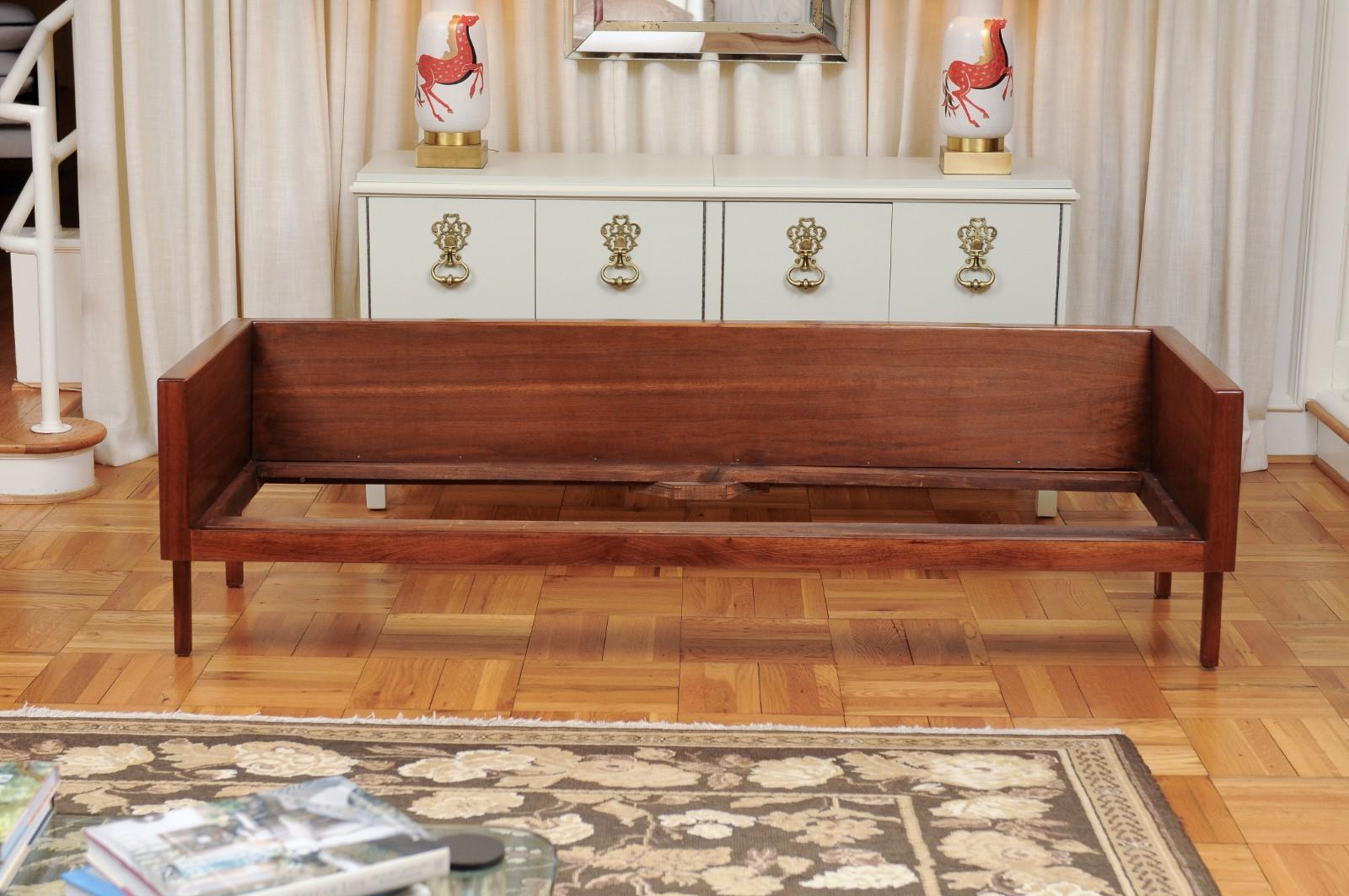 Außergewöhnliches restauriertes Smoking-Sofa aus Nussbaum im Probber-Stil - Ein Paar verfügbar im Zustand „Hervorragend“ im Angebot in Atlanta, GA