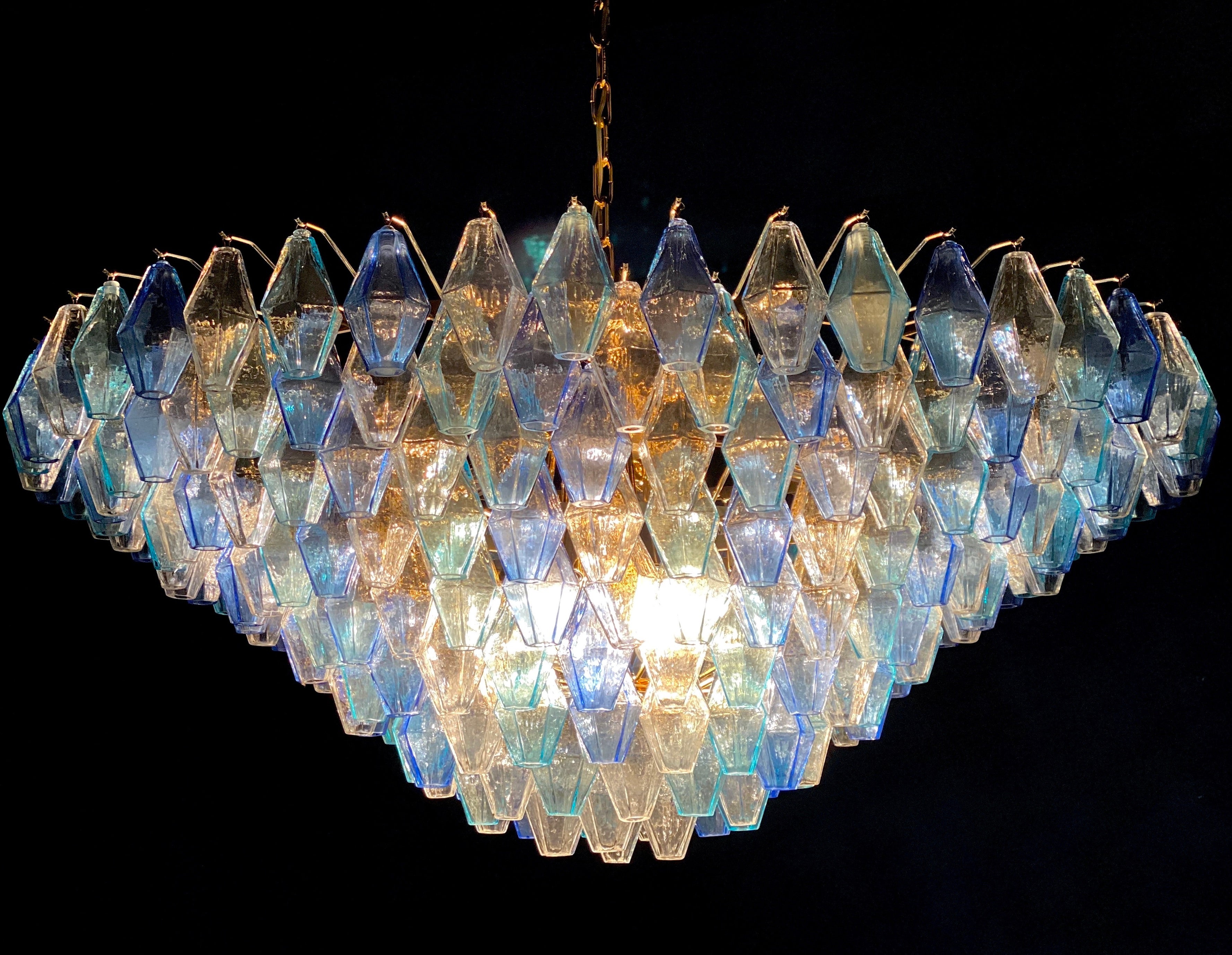 Cet énorme lustre saisissant est composé de 253 