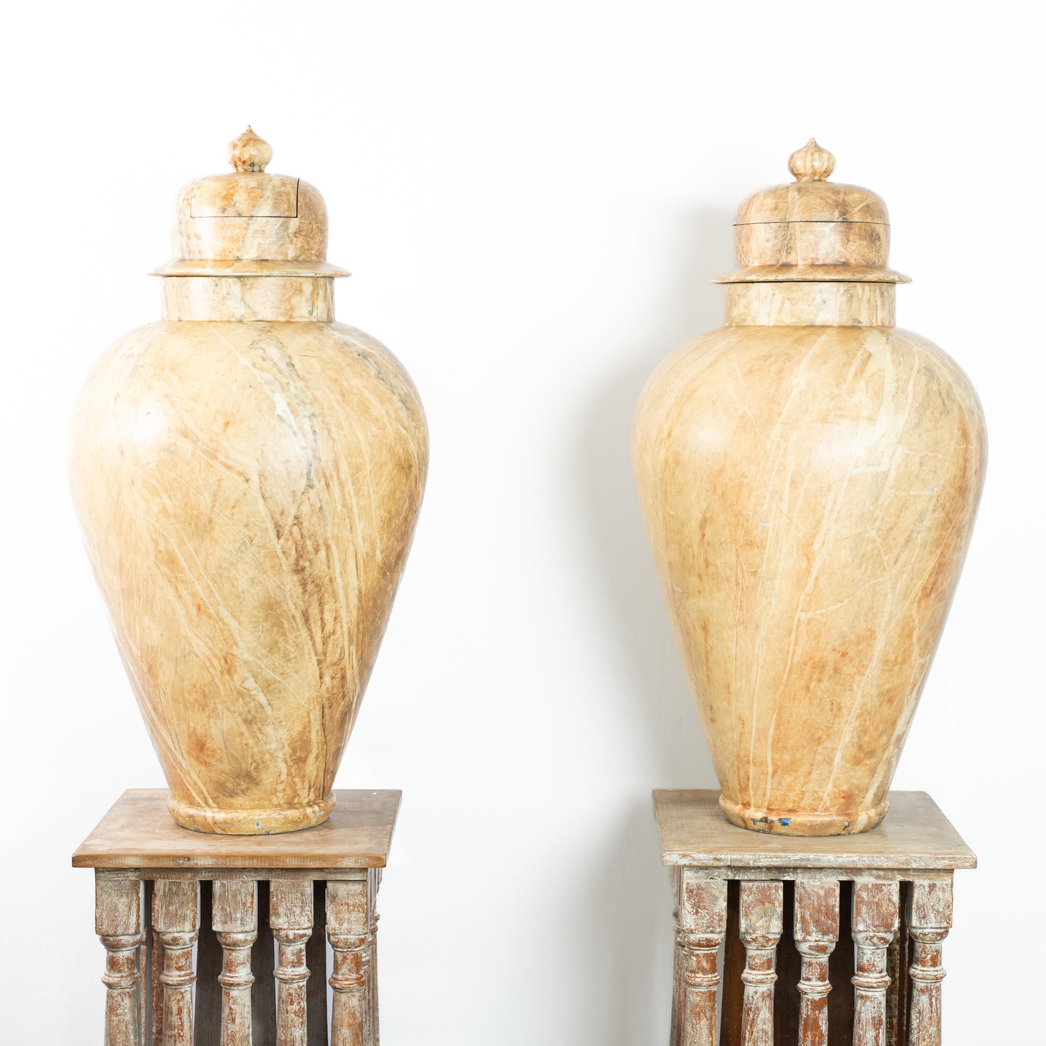 Francese Straordinaria coppia di urne in legno effetto marmo Francia circa 1890 in vendita