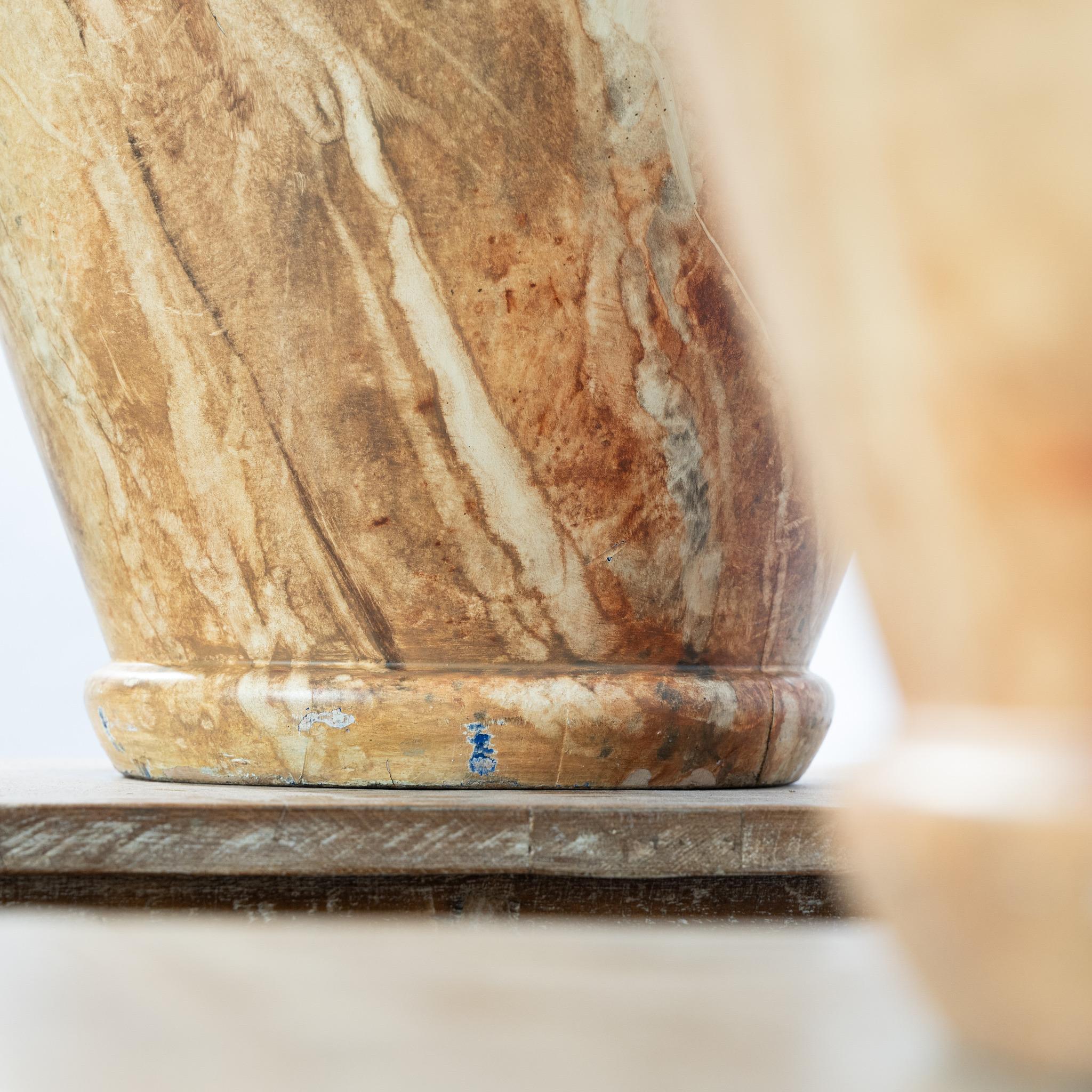 Straordinaria coppia di urne in legno effetto marmo Francia circa 1890 in vendita 2