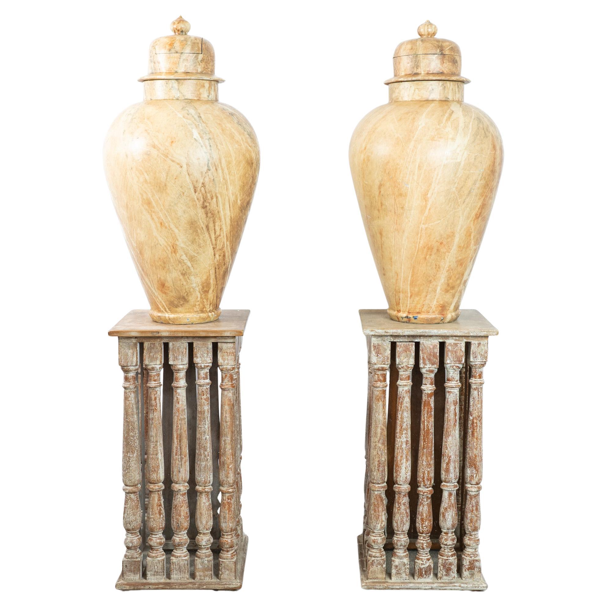 Straordinaria coppia di urne in legno effetto marmo Francia circa 1890 in vendita