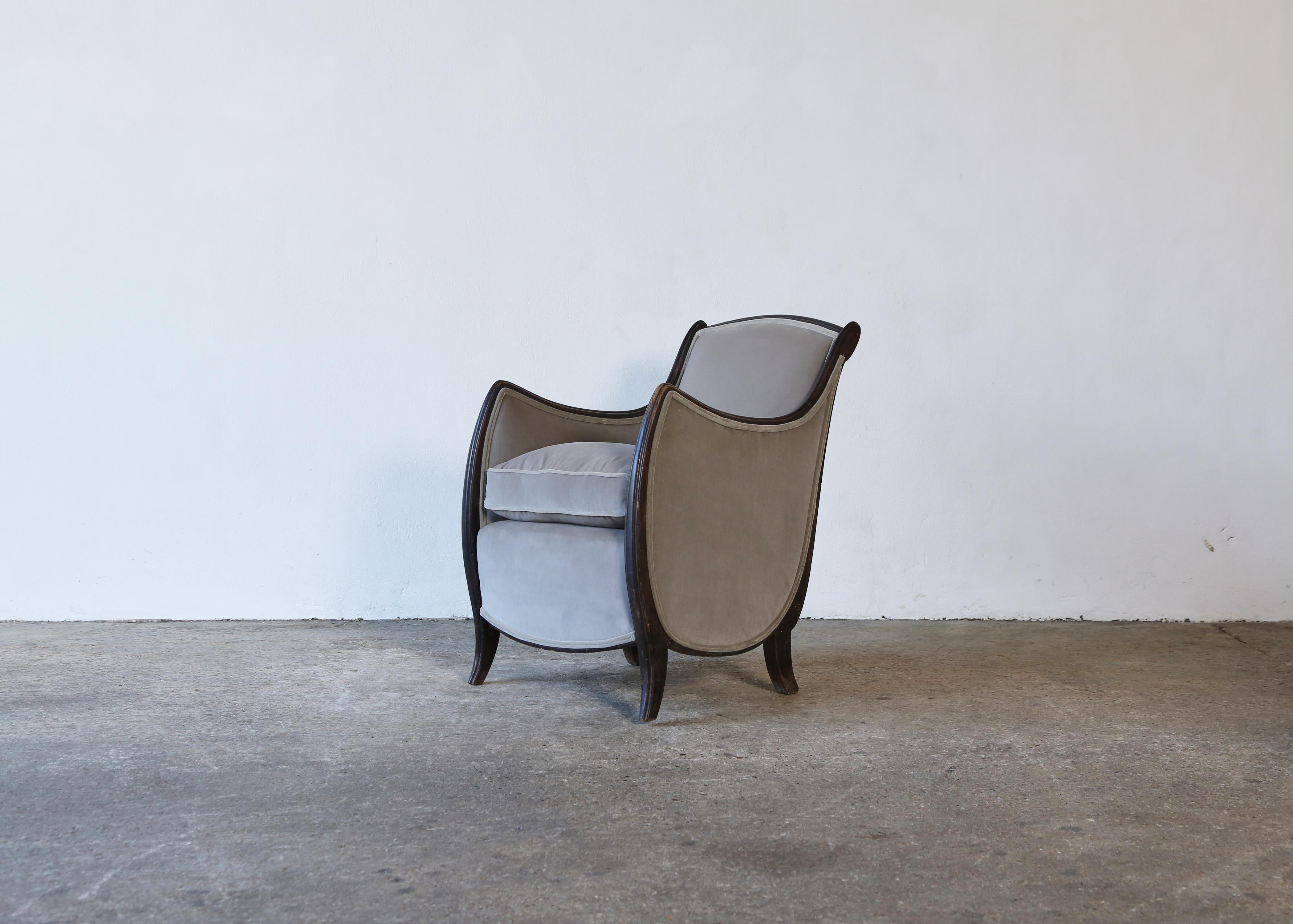 A stunning Art Deco French chair from the 1930s/40s. Newly upholstered in silver grey velvet.
 


