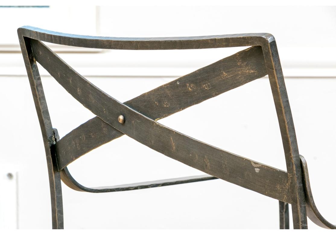 Un ensemble de 12 chaises de salle à manger magnifiquement fabriquées avec de gracieuses armatures en bronze, un dossier à lattes en X et des sièges rembourrés sur mesure.  Les chaises ont un bon poids malgré leur aspect transparent et sont très