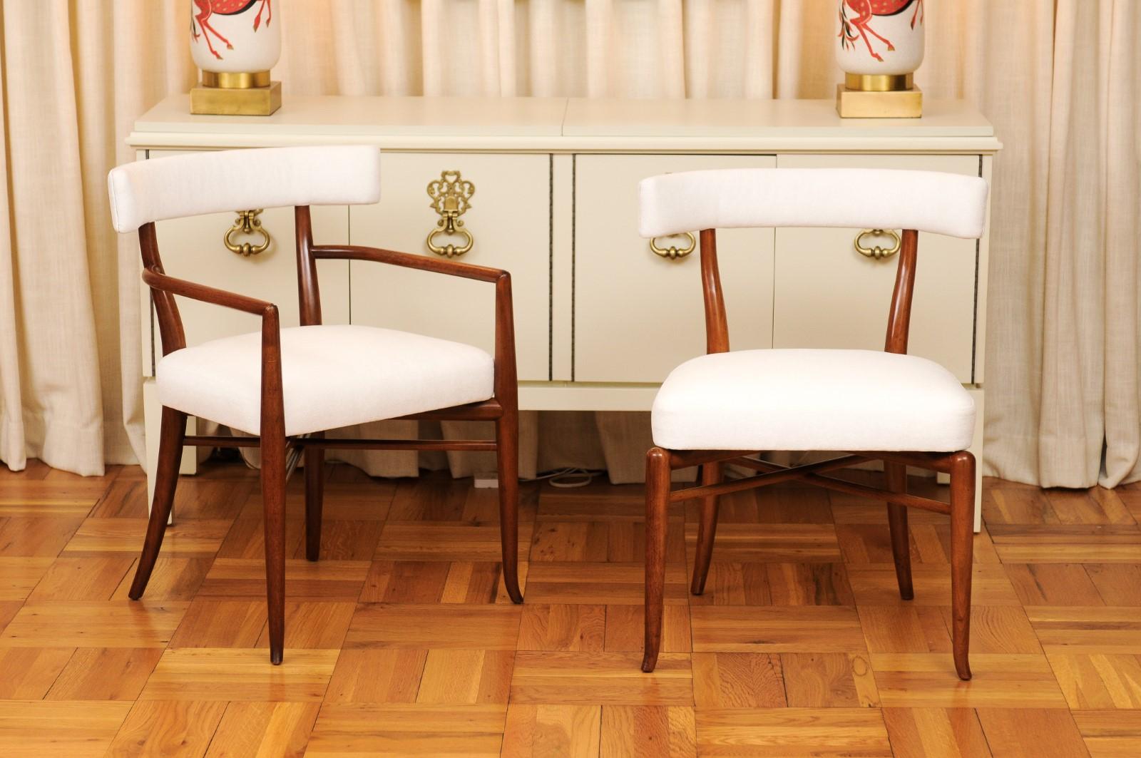 Ce magnifique ensemble de chaises de salle à manger est expédié tel qu'il a été photographié par des professionnels et décrit dans le texte de l'annonce : Méticuleusement restauré par des professionnels, nouvellement tapissé et complètement prêt à