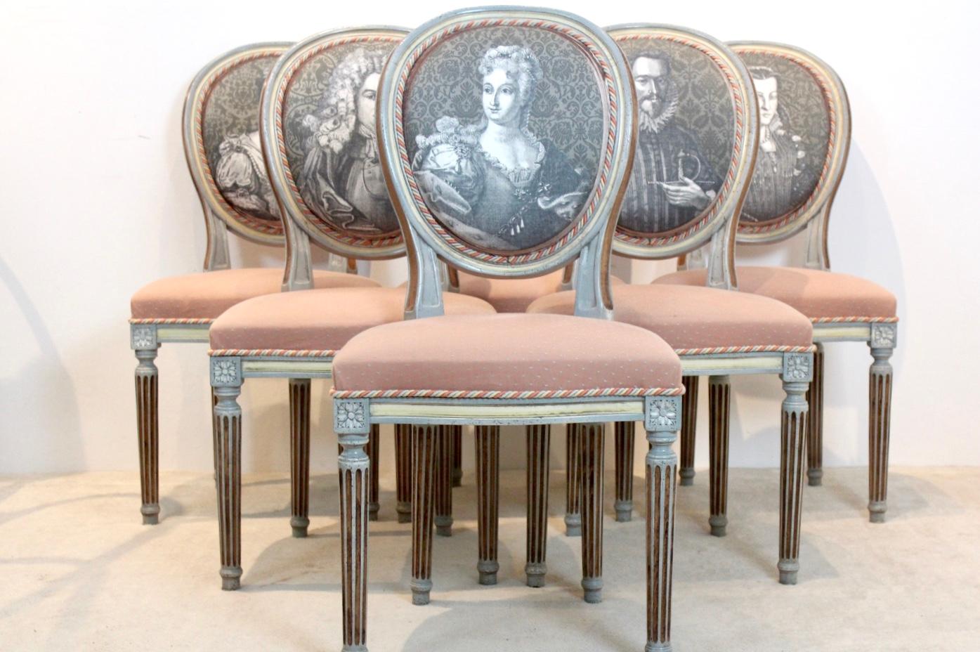 Magnifiques et extraordinaires chaises françaises Jacques Grange de style Louis XVI avec le rembourrage d'origine. Un bel ensemble de six chaises en bois médaillon en bon état et avec une très belle patine. L'ensemble est en très bon état vintage