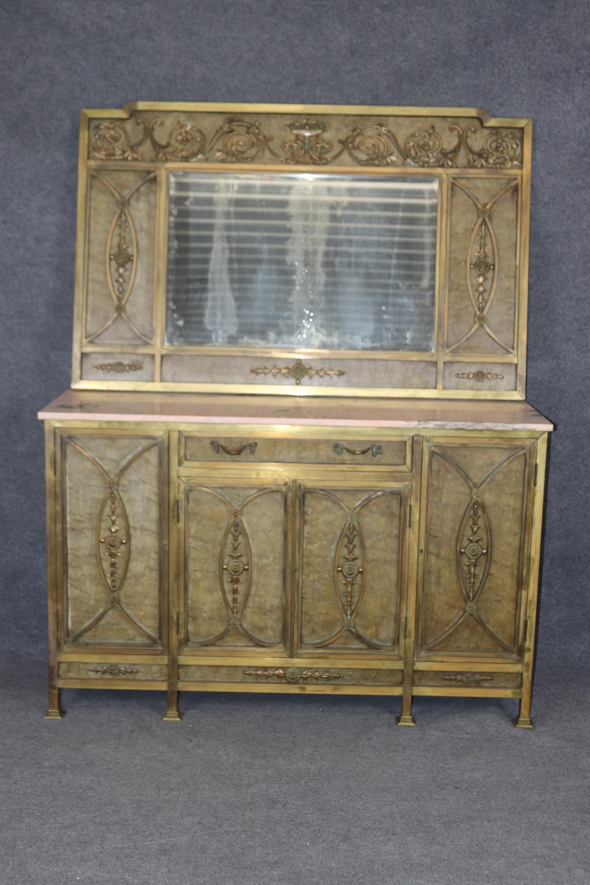 Il s'agit d'un superbe buffet à miroir en bronze massif, unique en son genre, de style Directoire, provenant de France. La pièce est en très bon état, avec sa patine d'origine et aucun problème majeur ou dommage à signaler. Il y a une légère usure