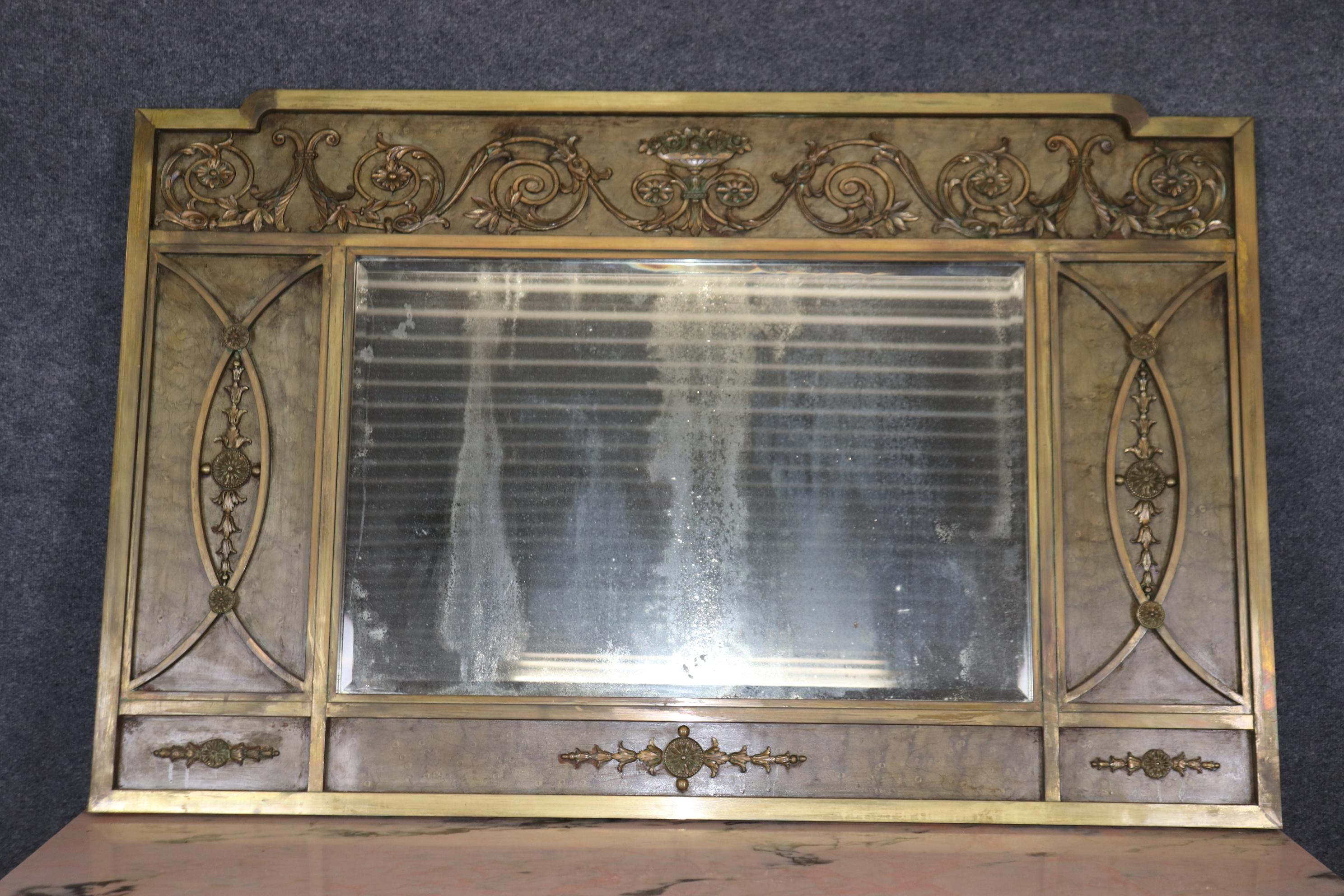 Außergewöhnliches französisches Directoire Sideboard mit Spiegel aus massiver Bronze und Marmorplatte (Französisch) im Angebot