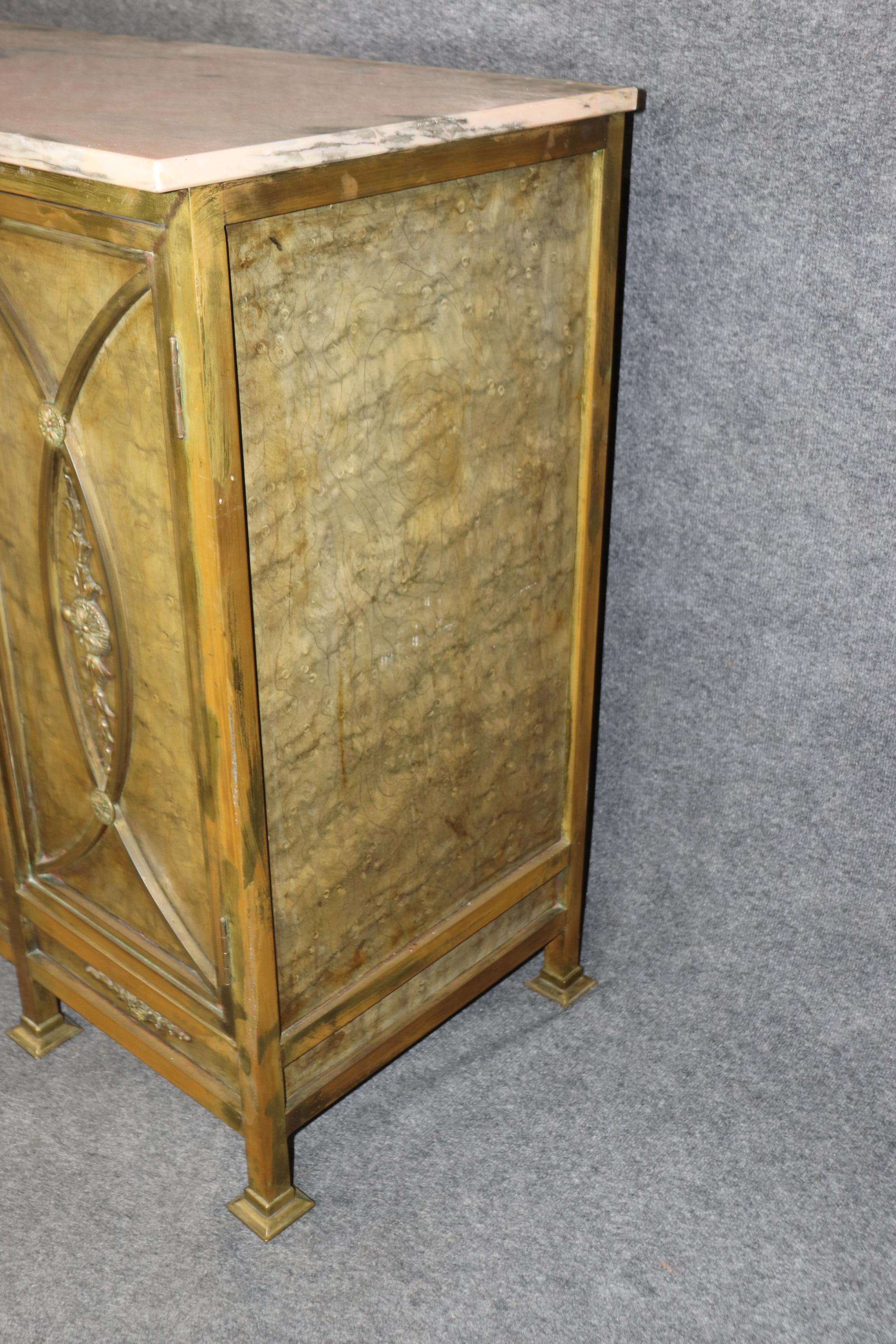 Außergewöhnliches französisches Directoire Sideboard mit Spiegel aus massiver Bronze und Marmorplatte im Zustand „Gut“ im Angebot in Swedesboro, NJ