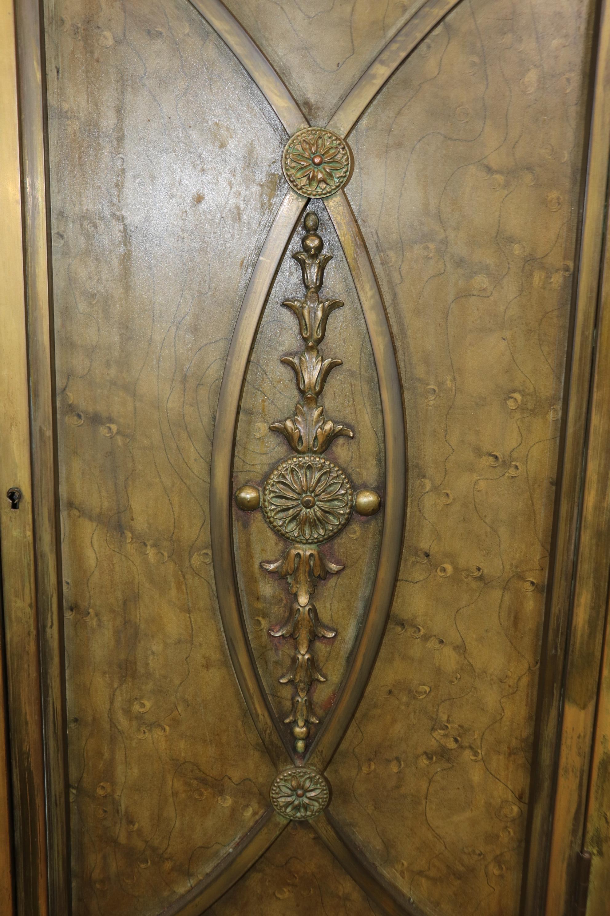 Außergewöhnliches französisches Directoire Sideboard mit Spiegel aus massiver Bronze und Marmorplatte im Angebot 4