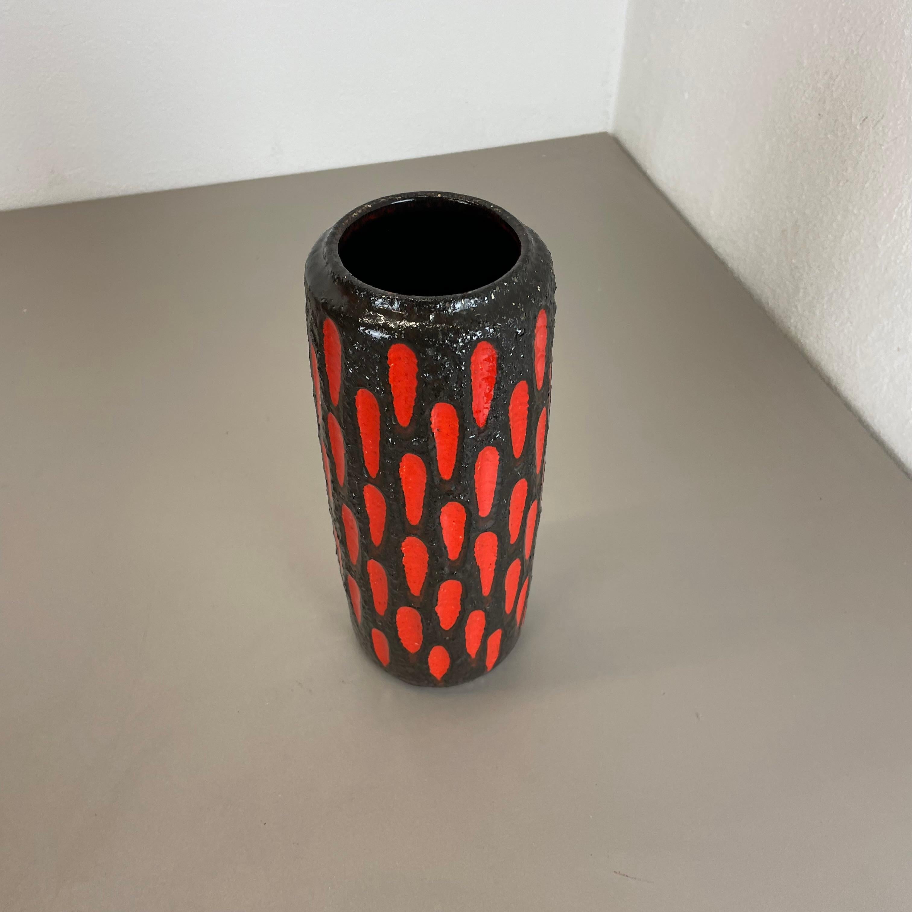 extraordinaire vase en poterie de lave grège 