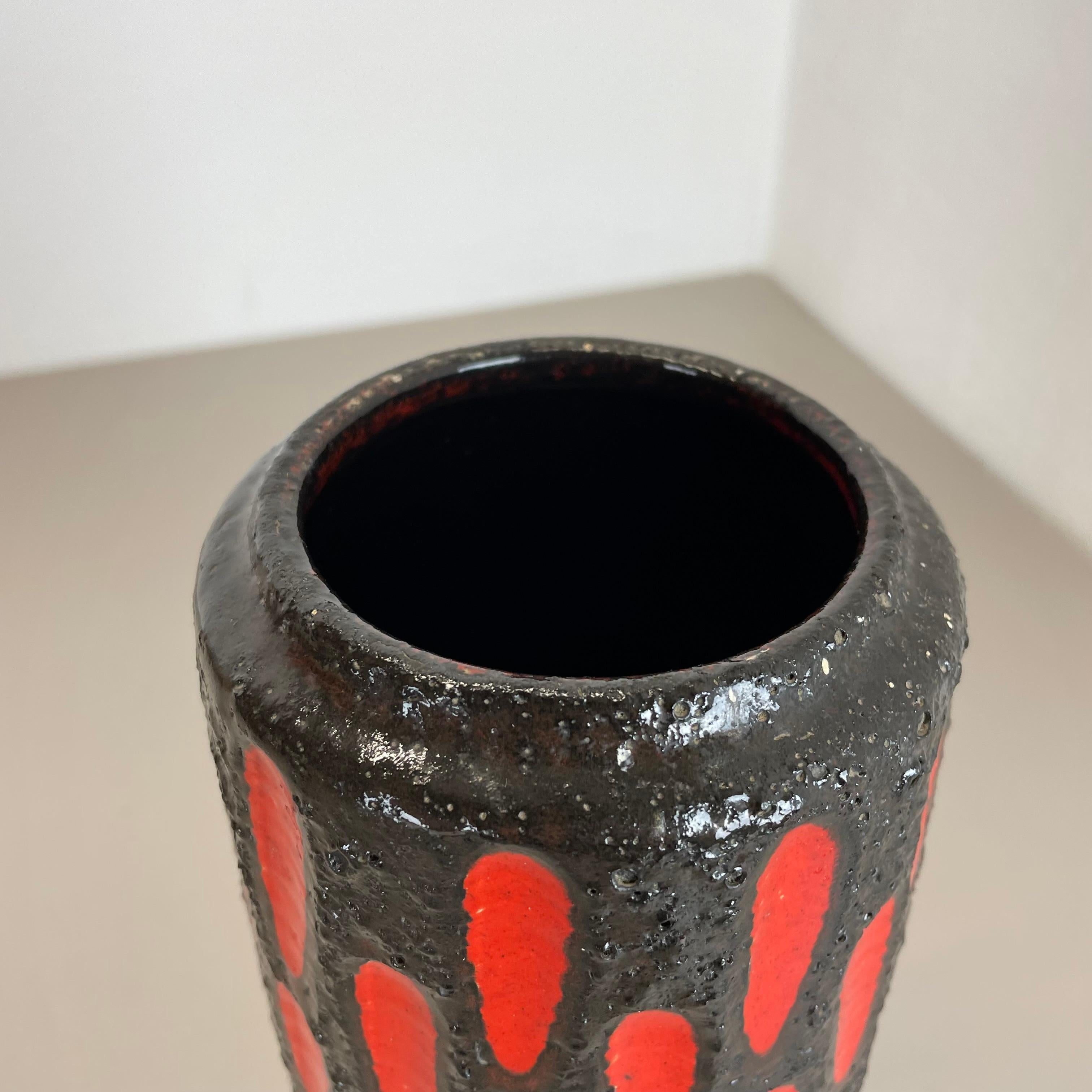 extraordinaire vase en poterie de lave grège 