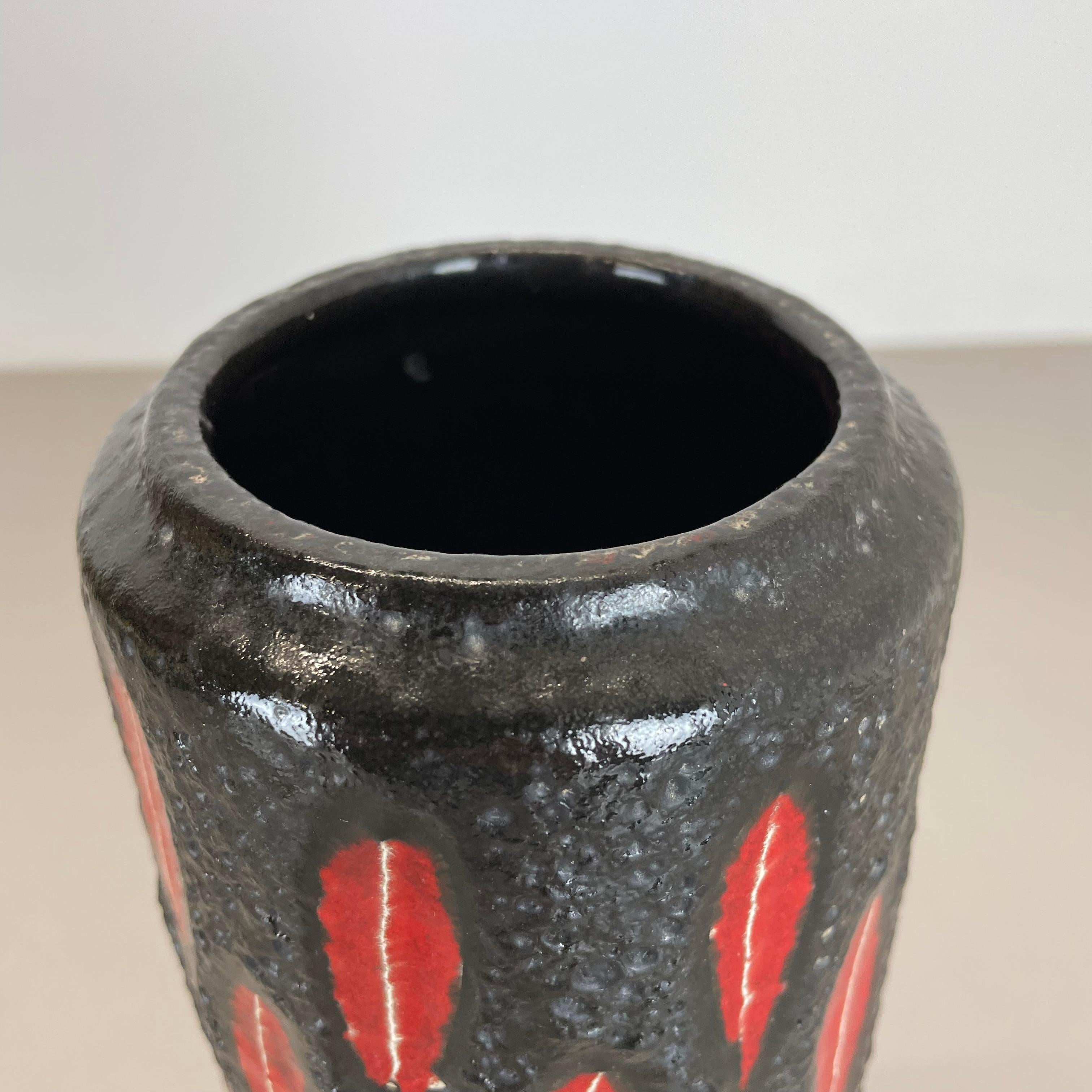 20ième siècle Extraordinaire vase en poterie de lave grasse 