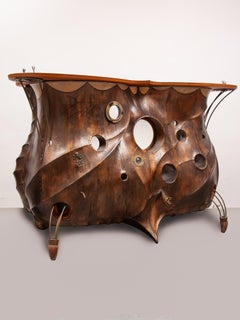 Extraordinario Bar Surrealista Años 80 con Lente de Cristal y Decoración de Peces Inframundo.