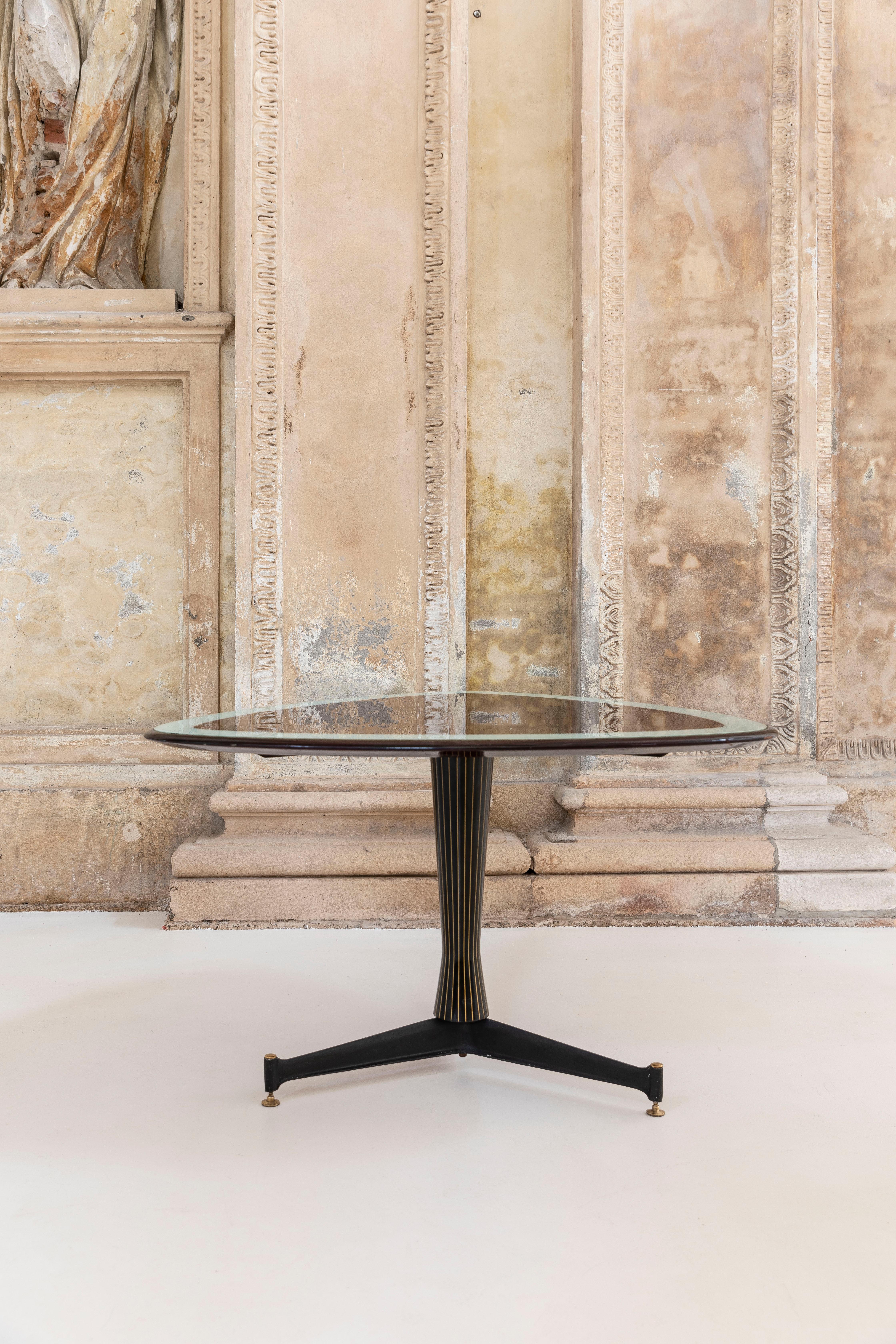 Rare contestable or dining table attributed to Osvaldo Borsani,
Original glass top, central shaped leg, brass details.
 
