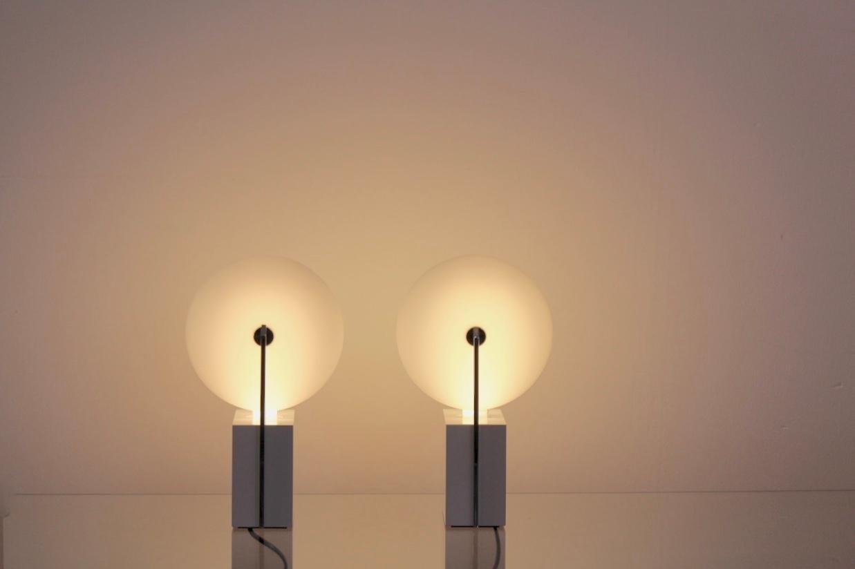 Très rare lampe de table, modèle 10606, conçue par Sabine Charoy en 1981. La lampe est composée de métal émaillé laqué blanc, de plexiglas et d'une lampe fluorescente compacte (LFC). La lampe fait partie de l'édition 'Verre Lumie`re'. Sabine Charoy