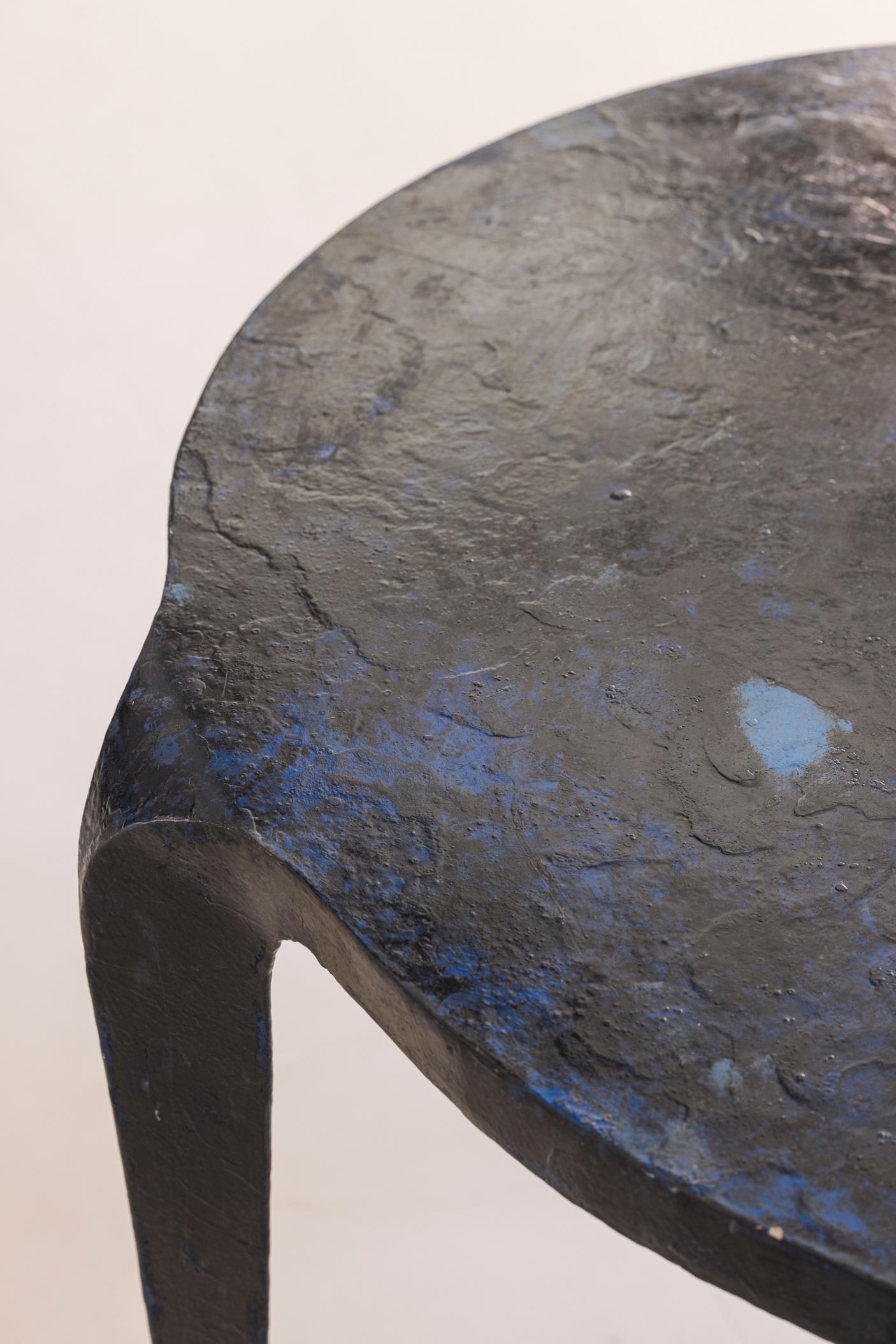 Extraordinaria mesa trípode única en metal lacado azul, años 80 en venta 4