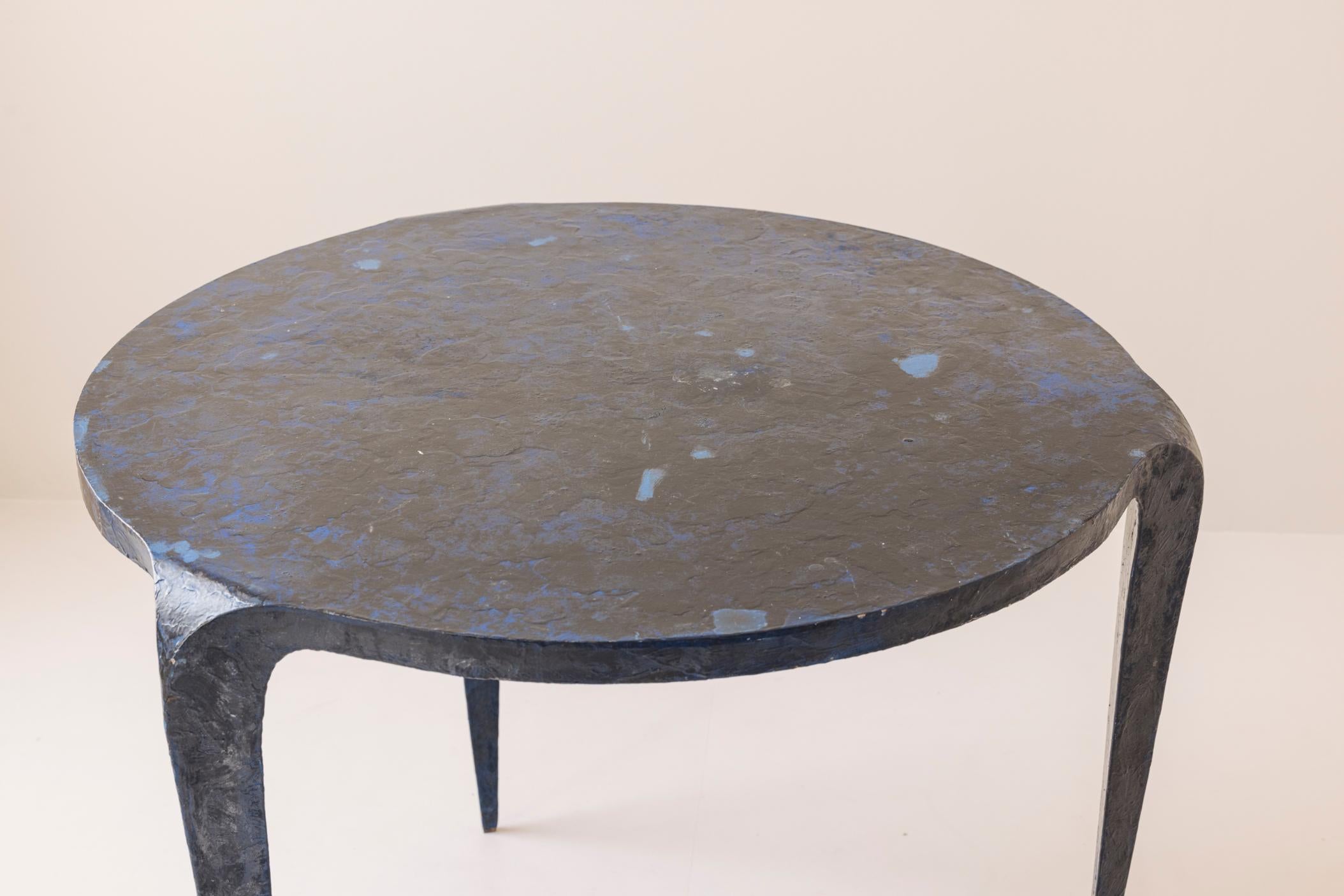 Extraordinaria mesa trípode única en metal lacado azul, años 80 en venta 6