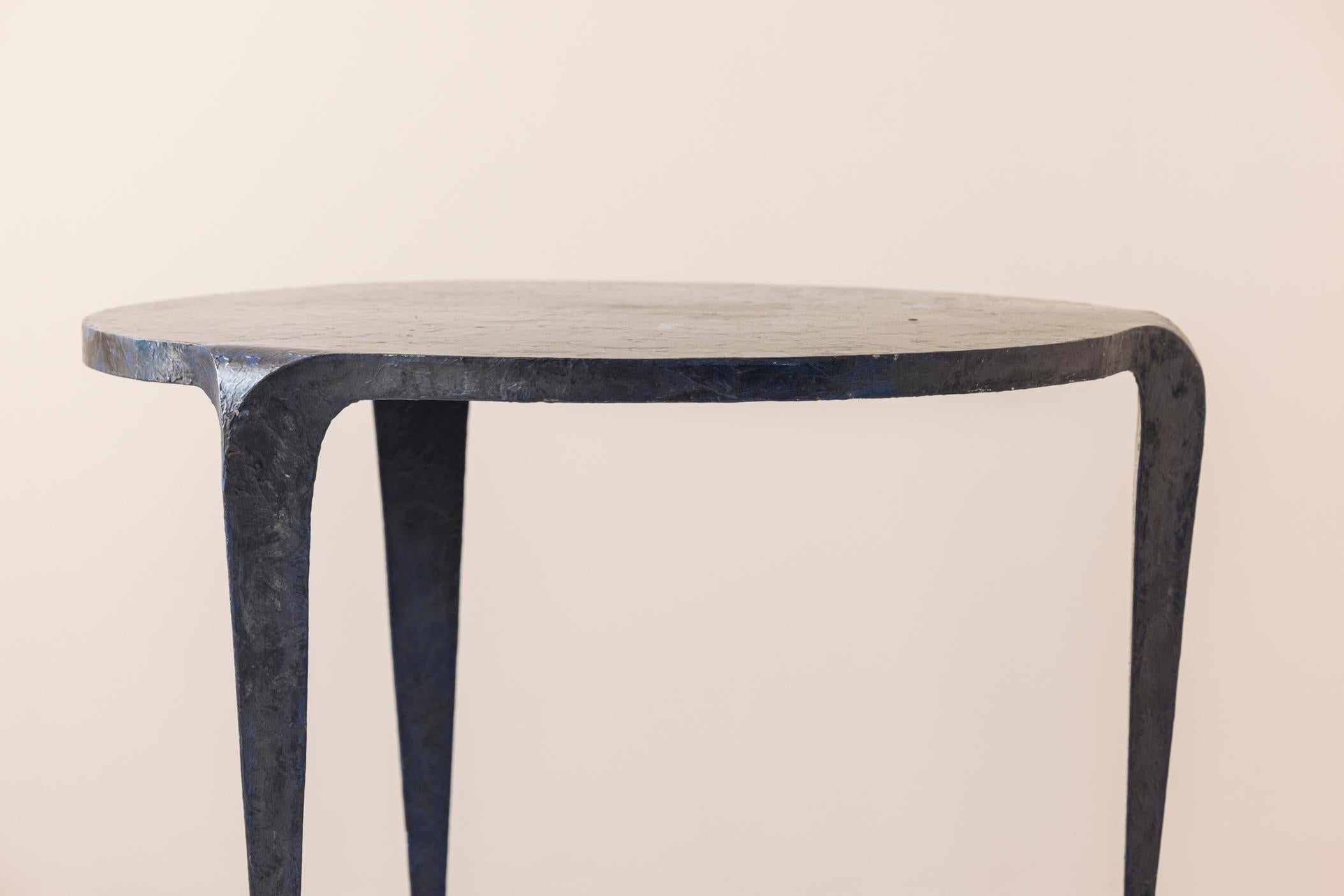 Extraordinaria mesa trípode única en metal lacado azul, años 80 en venta 9