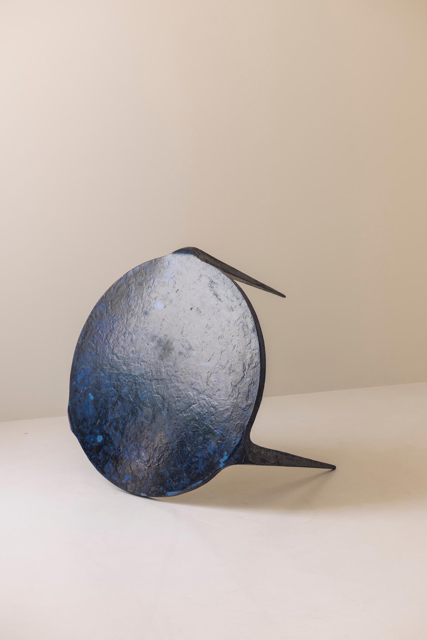 Extraordinaria mesa trípode única en metal lacado azul, años 80 en venta 10