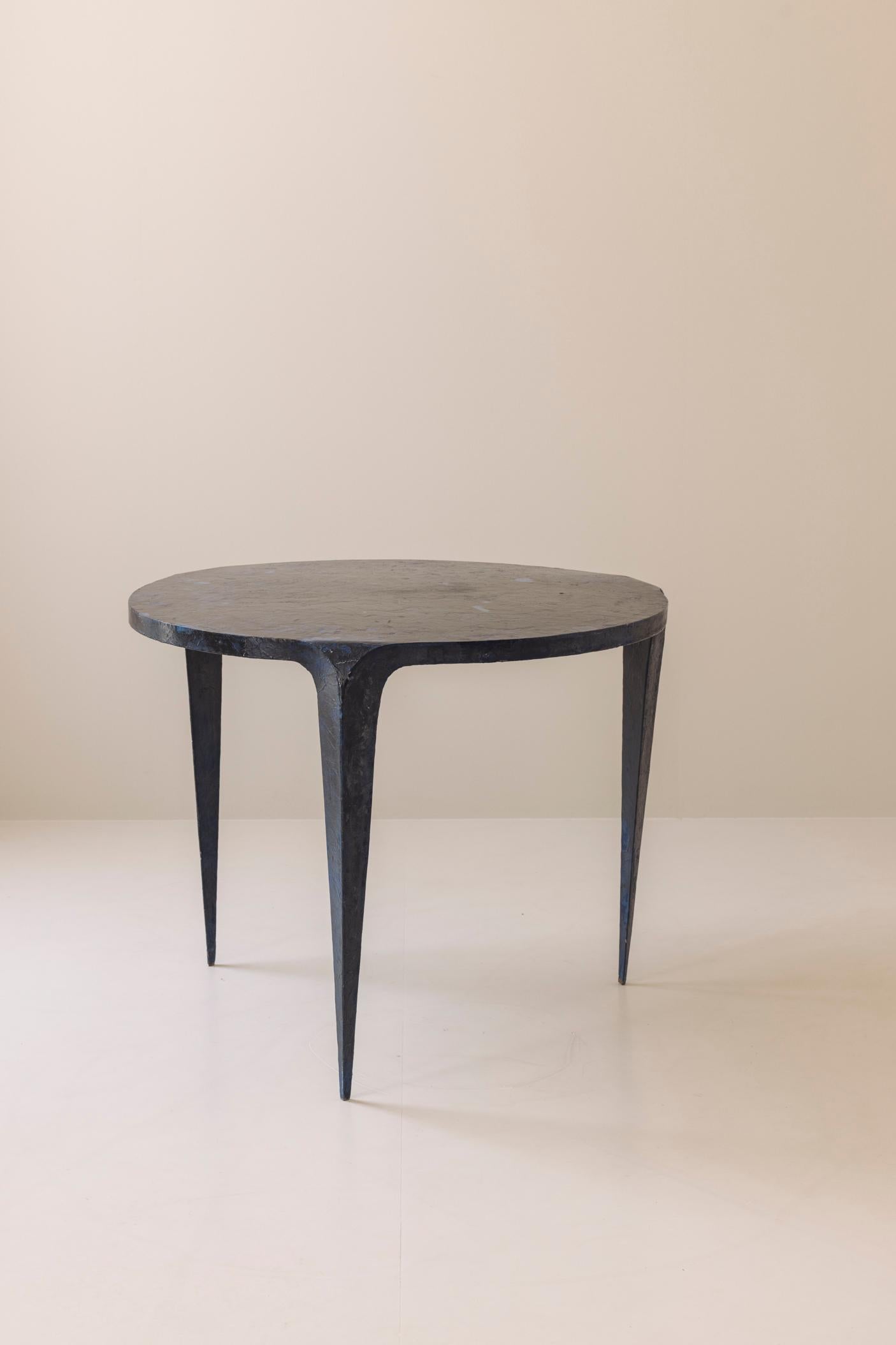 Extraordinaria mesa trípode única en metal lacado azul, años 80 en Bueno estado para la venta en Antwerp, BE