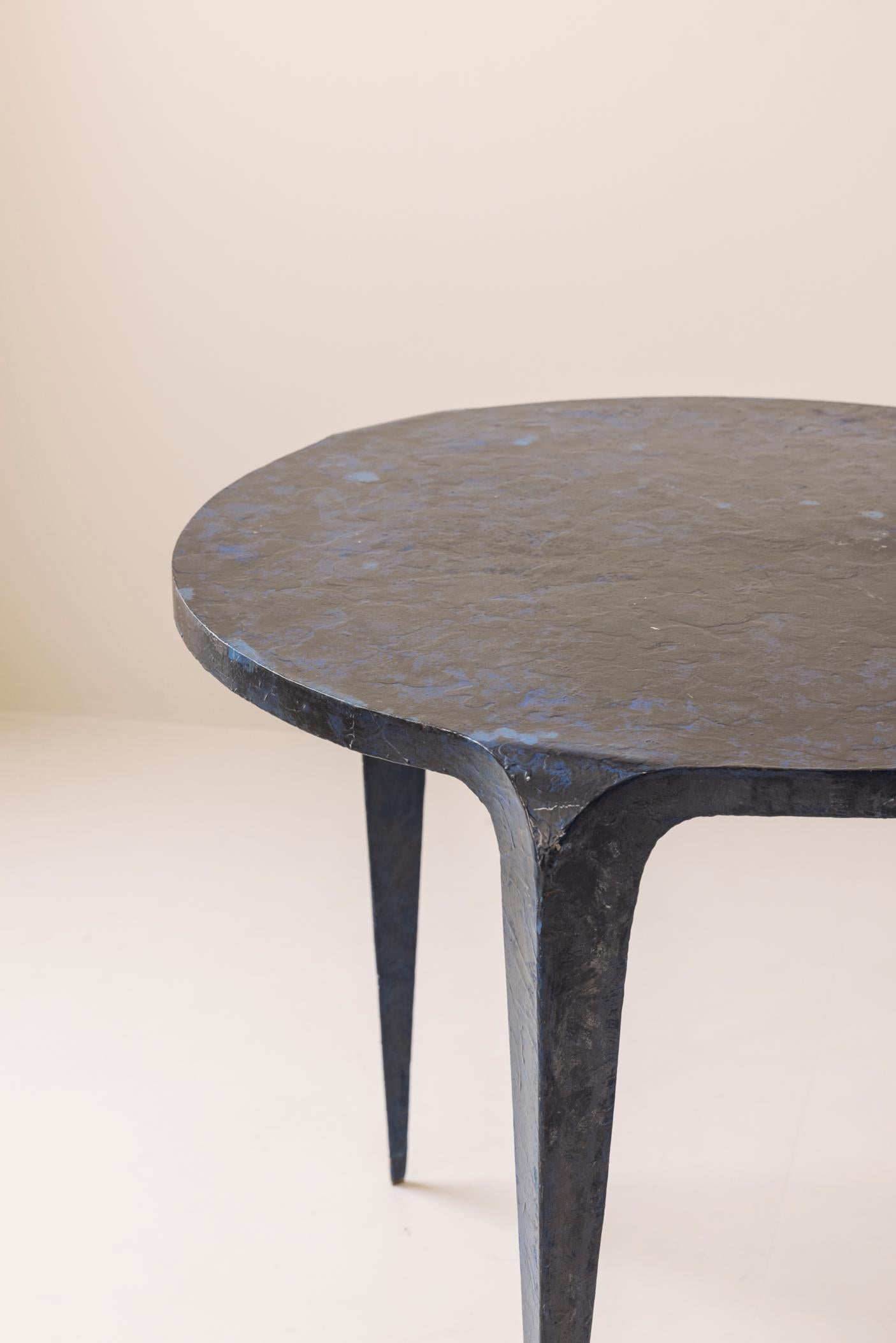 Extraordinaria mesa trípode única en metal lacado azul, años 80 Metal en venta
