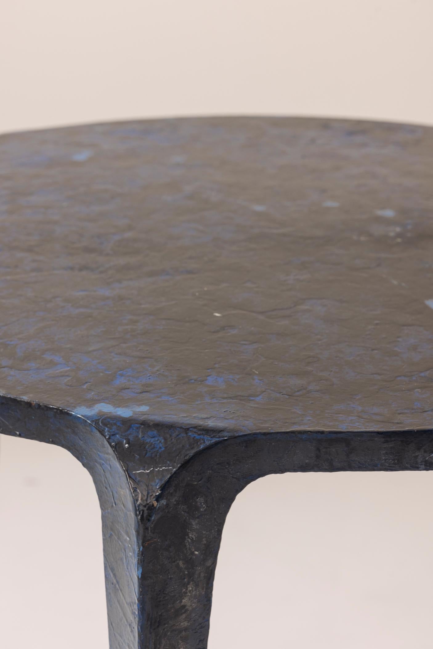 Extraordinaria mesa trípode única en metal lacado azul, años 80 en venta 1