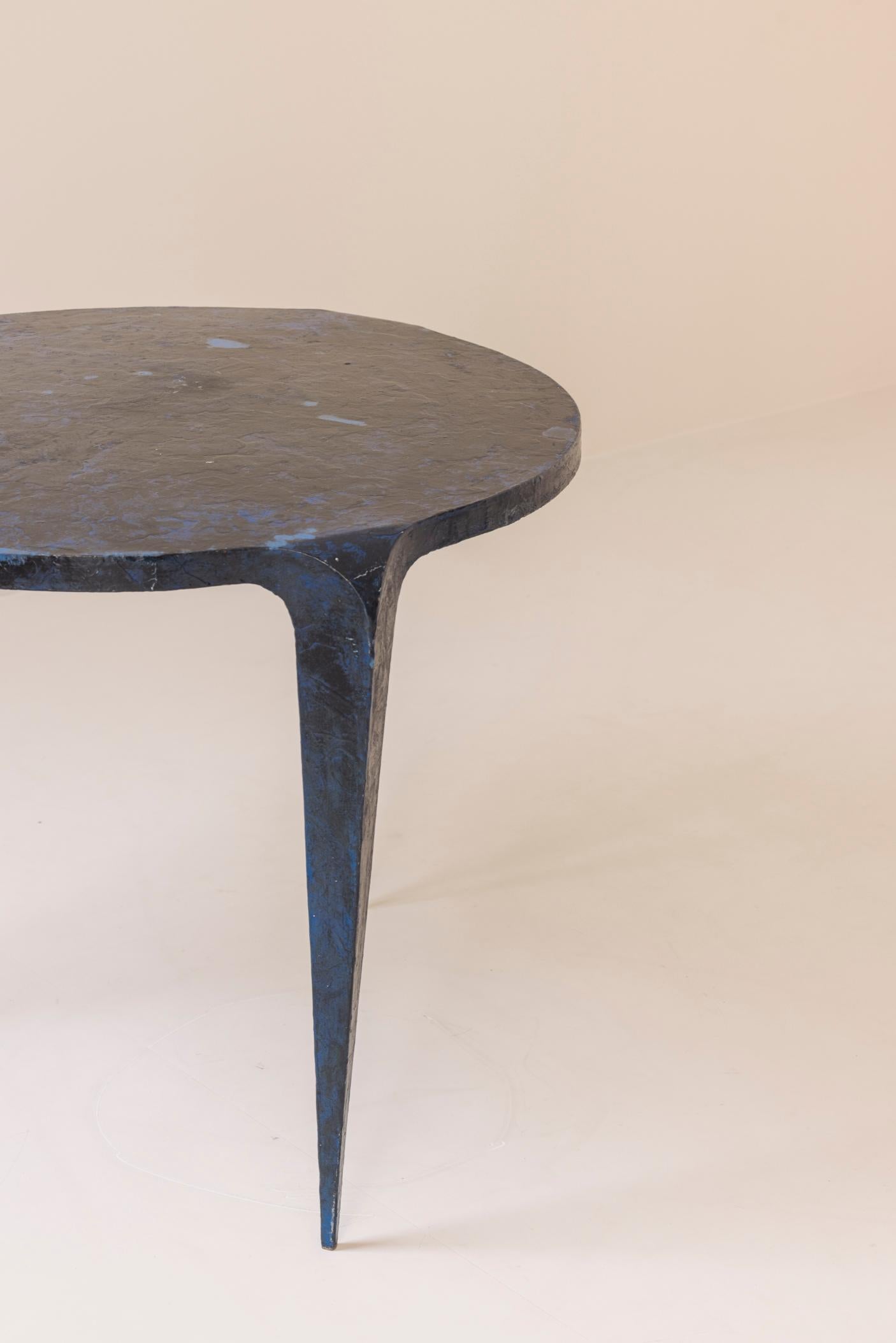 Extraordinaria mesa trípode única en metal lacado azul, años 80 en venta 2