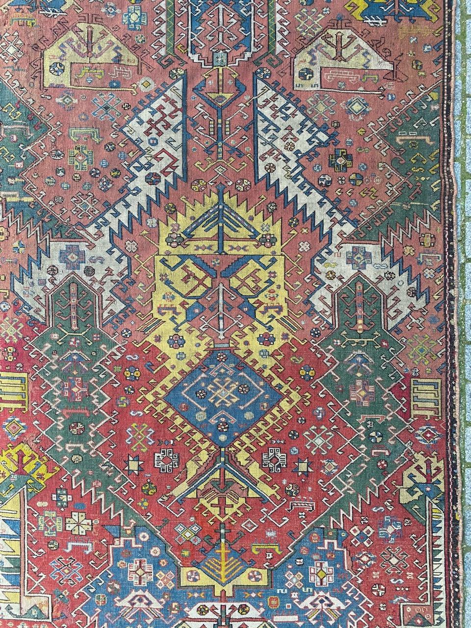 Très beau tapis caucasien de collection à motif d'aigle, avec un joli dessin inhabituel et des couleurs naturelles, entièrement brodé à la main à l'aiguille avec de la laine.

✨✨✨
